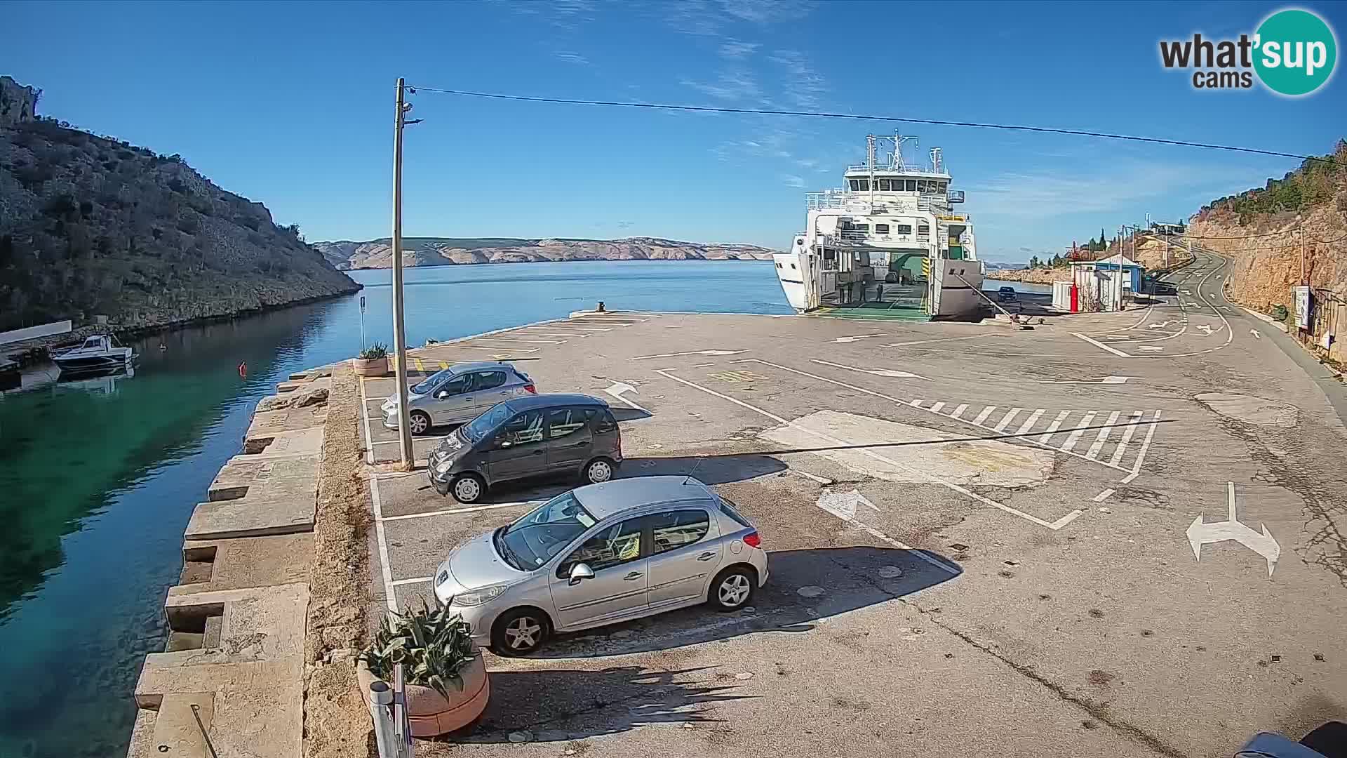 Spletna kamera trajektno pristanišče Prizna – proti otoku Pag