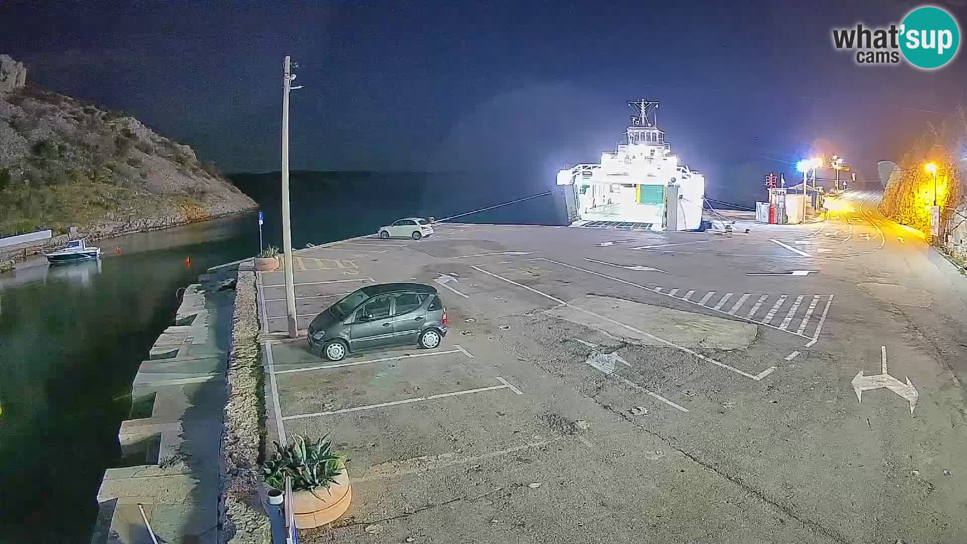 Spletna kamera trajektno pristanišče Prizna – proti otoku Pag