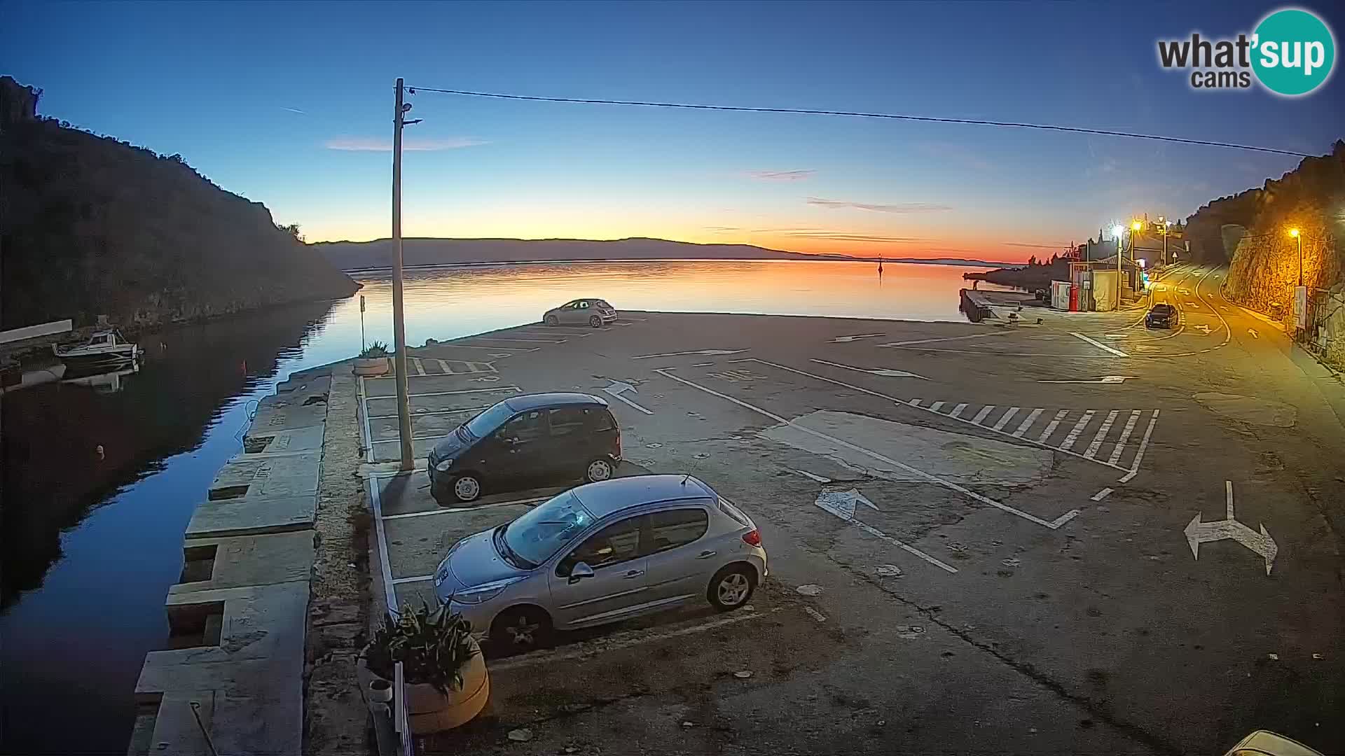 Spletna kamera trajektno pristanišče Prizna – proti otoku Pag