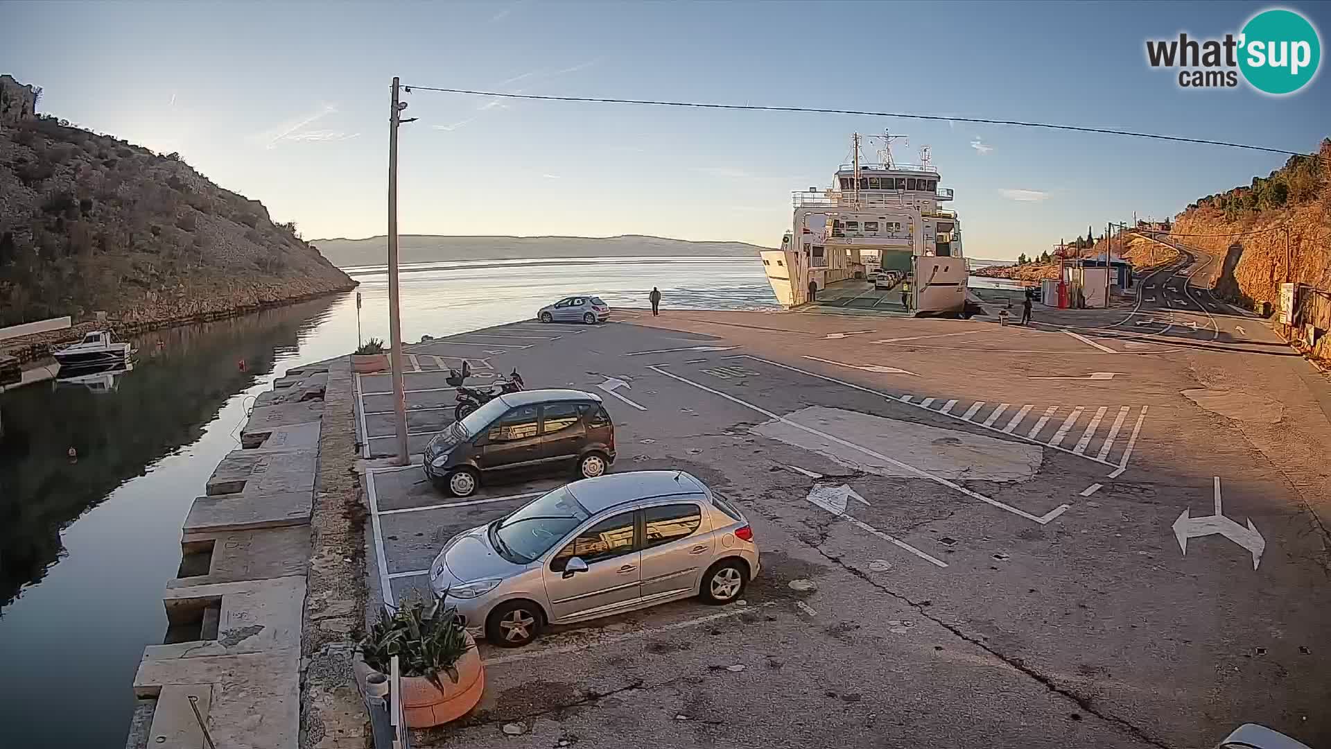Webcam del puerto de ferris de Prizna – hacia la isla de Pag