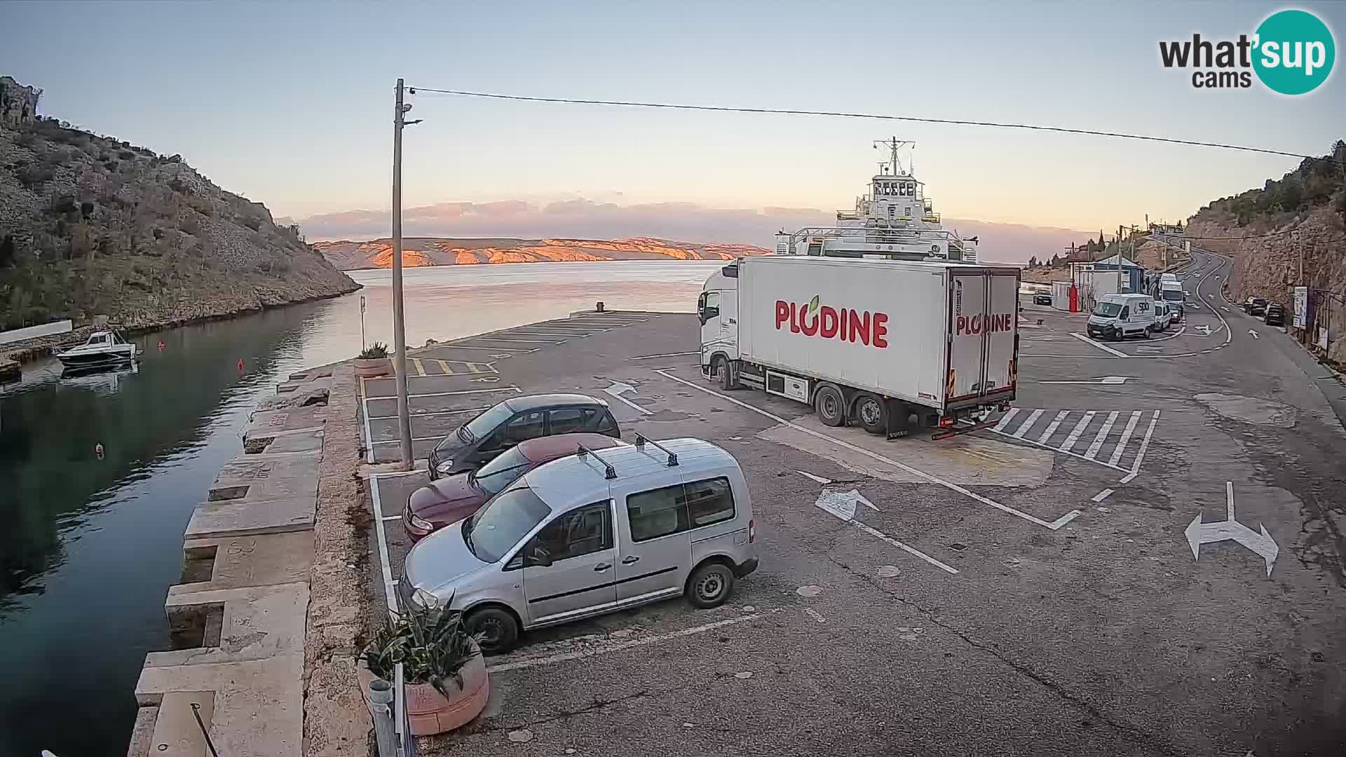 Webcam del puerto de ferris de Prizna – hacia la isla de Pag