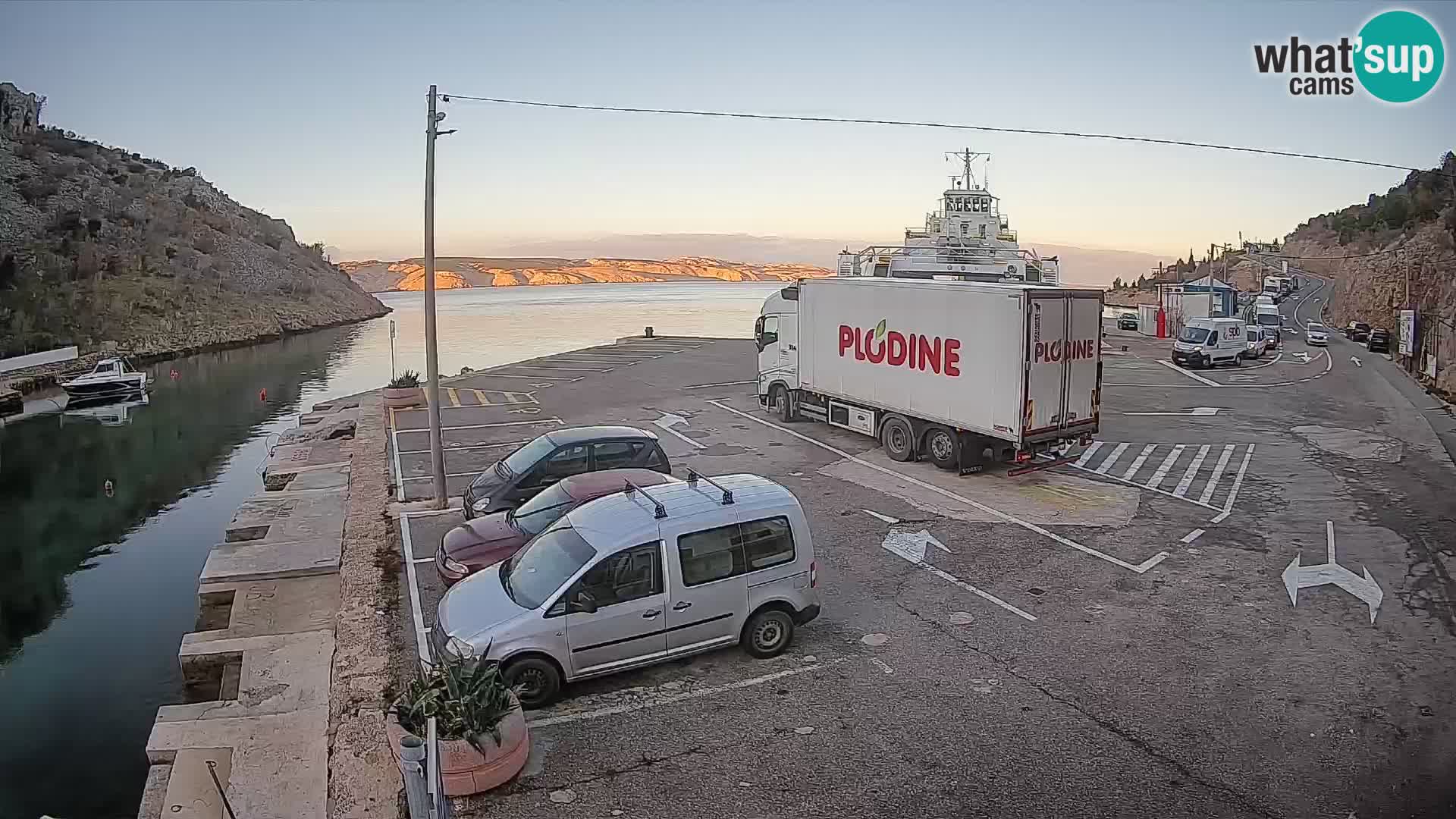Spletna kamera trajektno pristanišče Prizna – proti otoku Pag