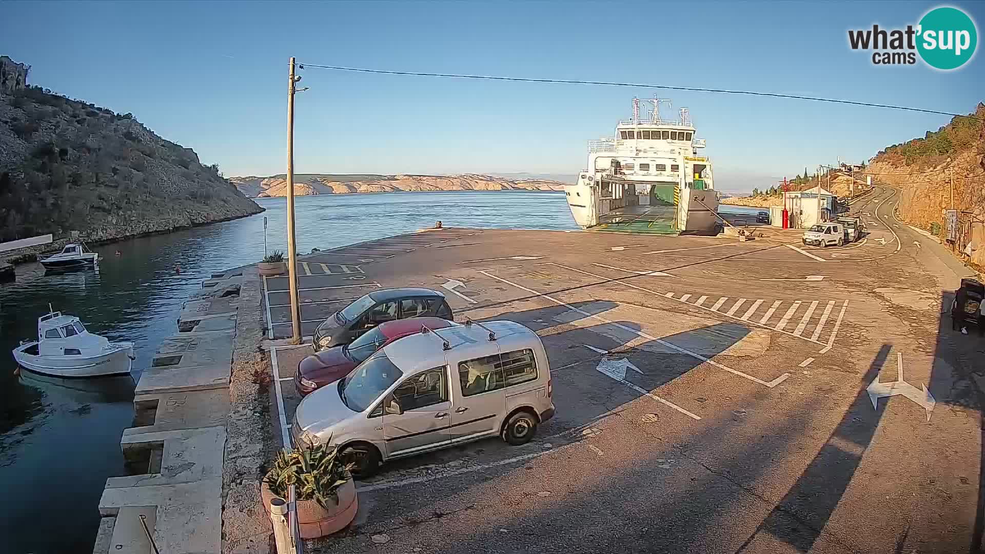 Webcam del puerto de ferris de Prizna – hacia la isla de Pag