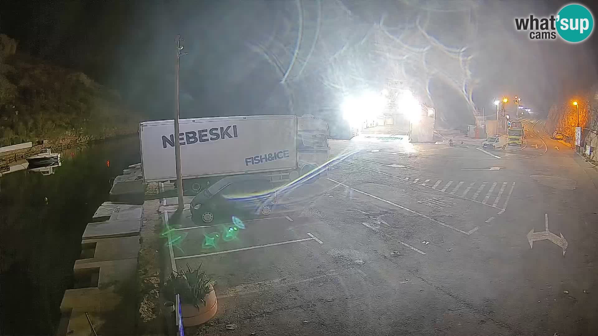 Spletna kamera trajektno pristanišče Prizna – proti otoku Pag