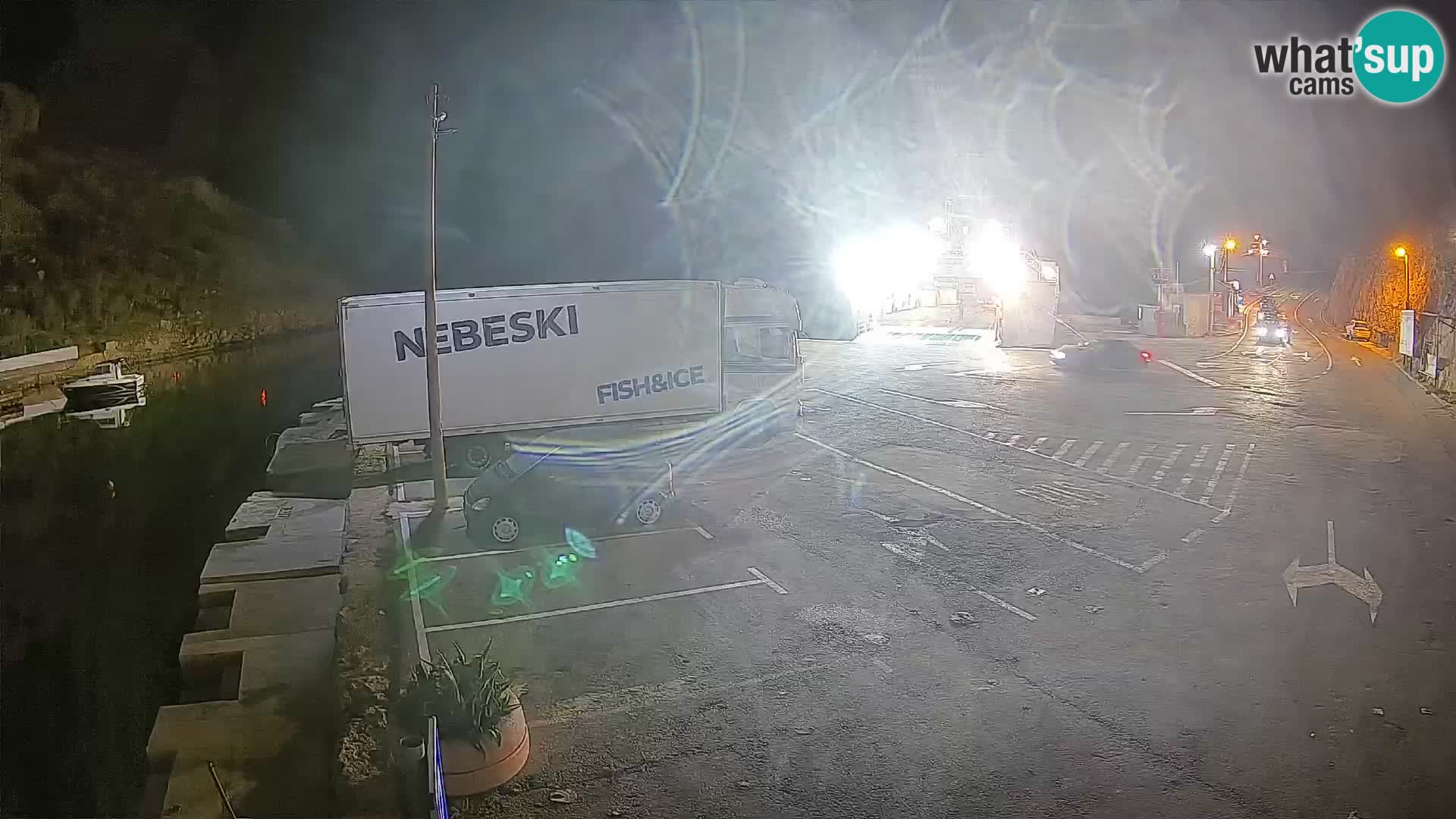 Spletna kamera trajektno pristanišče Prizna – proti otoku Pag