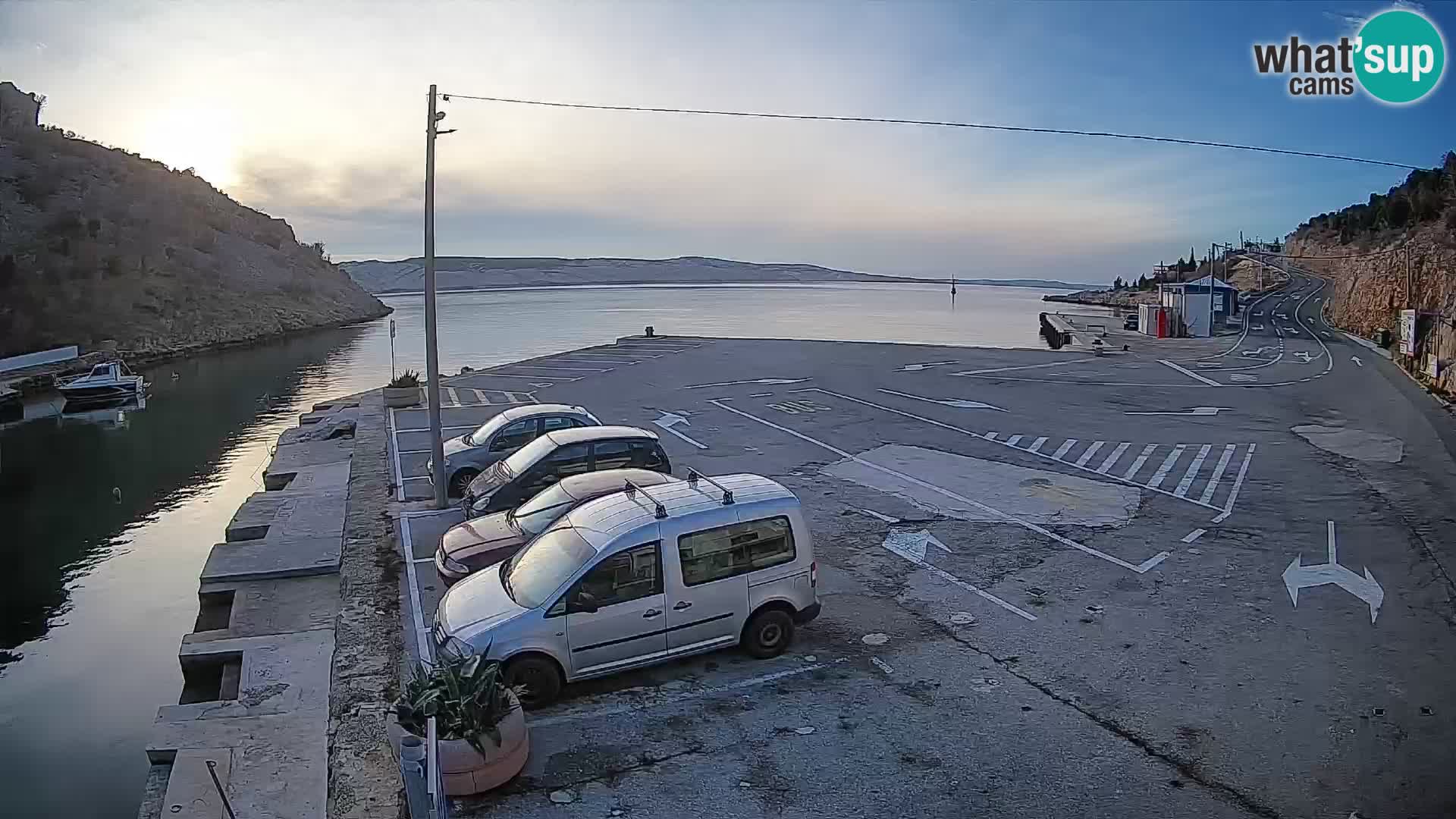 Spletna kamera trajektno pristanišče Prizna – proti otoku Pag