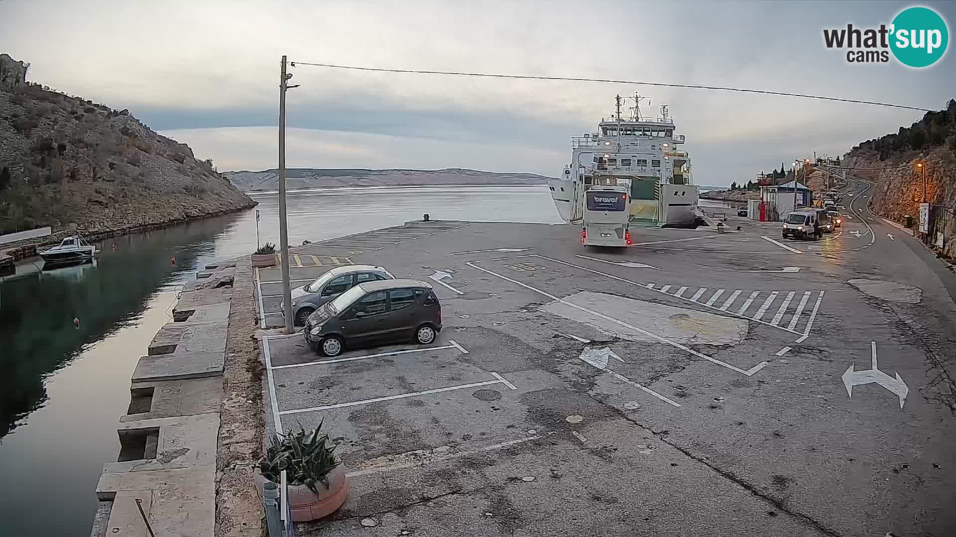 Webcam del puerto de ferris de Prizna – hacia la isla de Pag