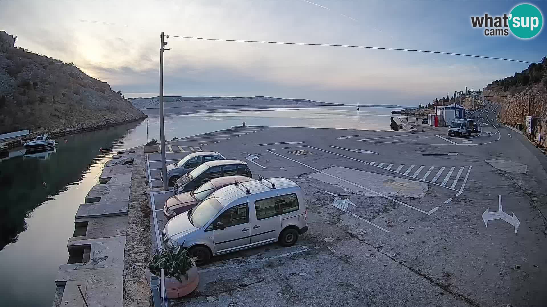 Web kamera trajektna luka Prizna – prema otoku Pag