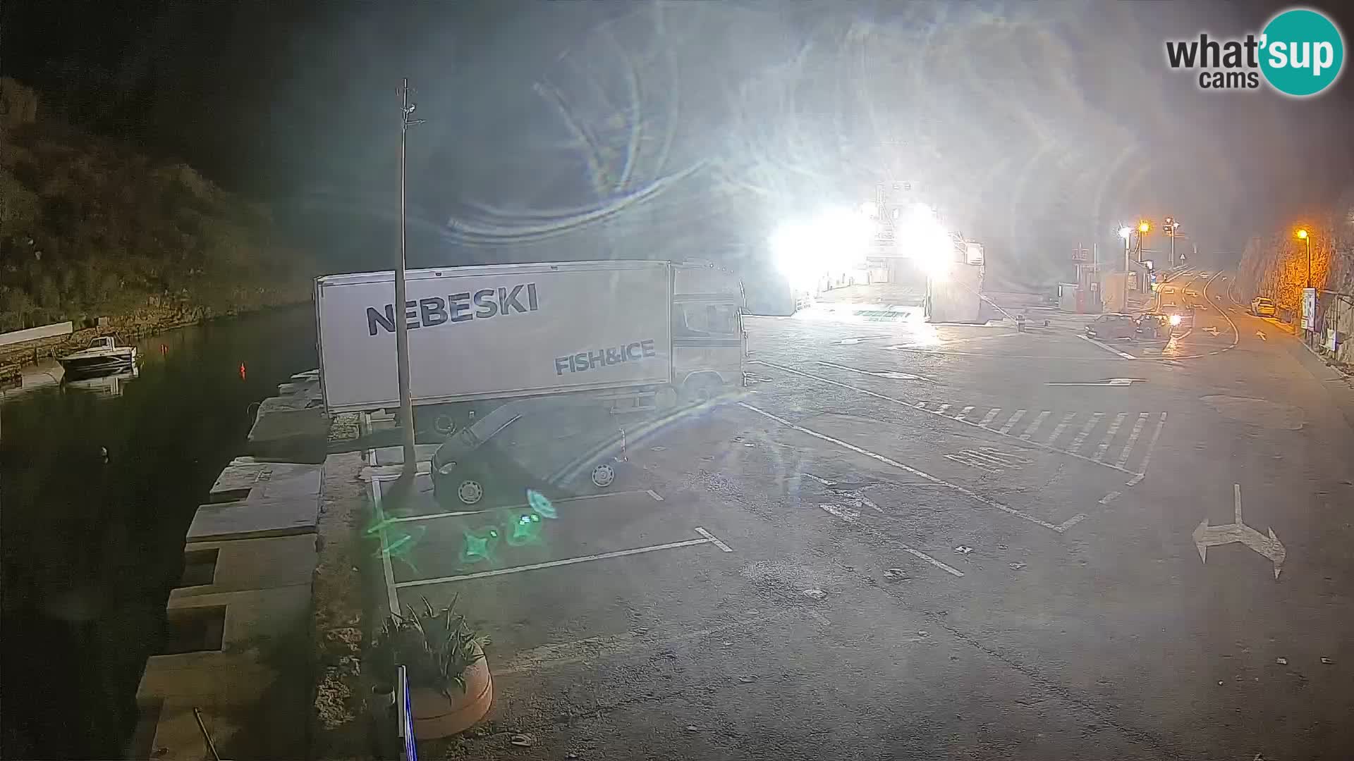 Spletna kamera trajektno pristanišče Prizna – proti otoku Pag