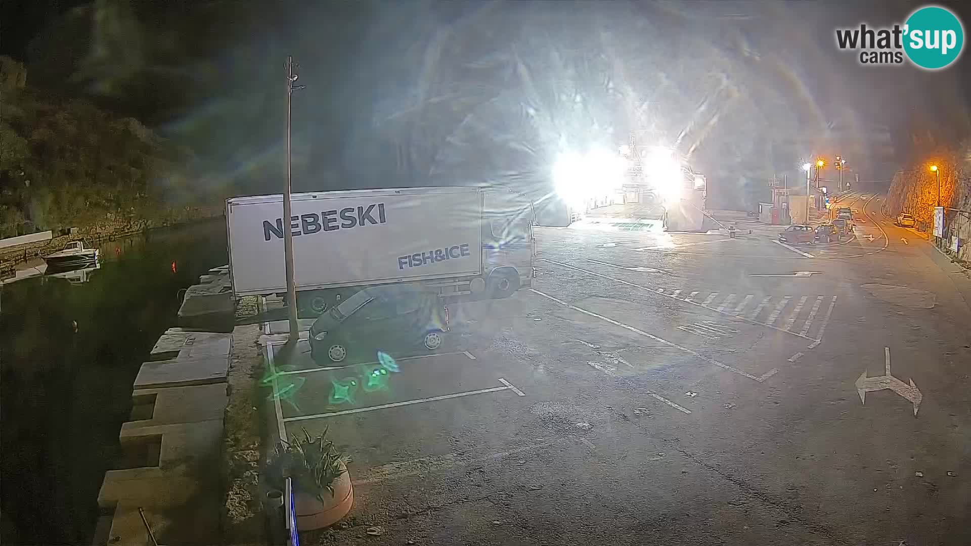 Spletna kamera trajektno pristanišče Prizna – proti otoku Pag