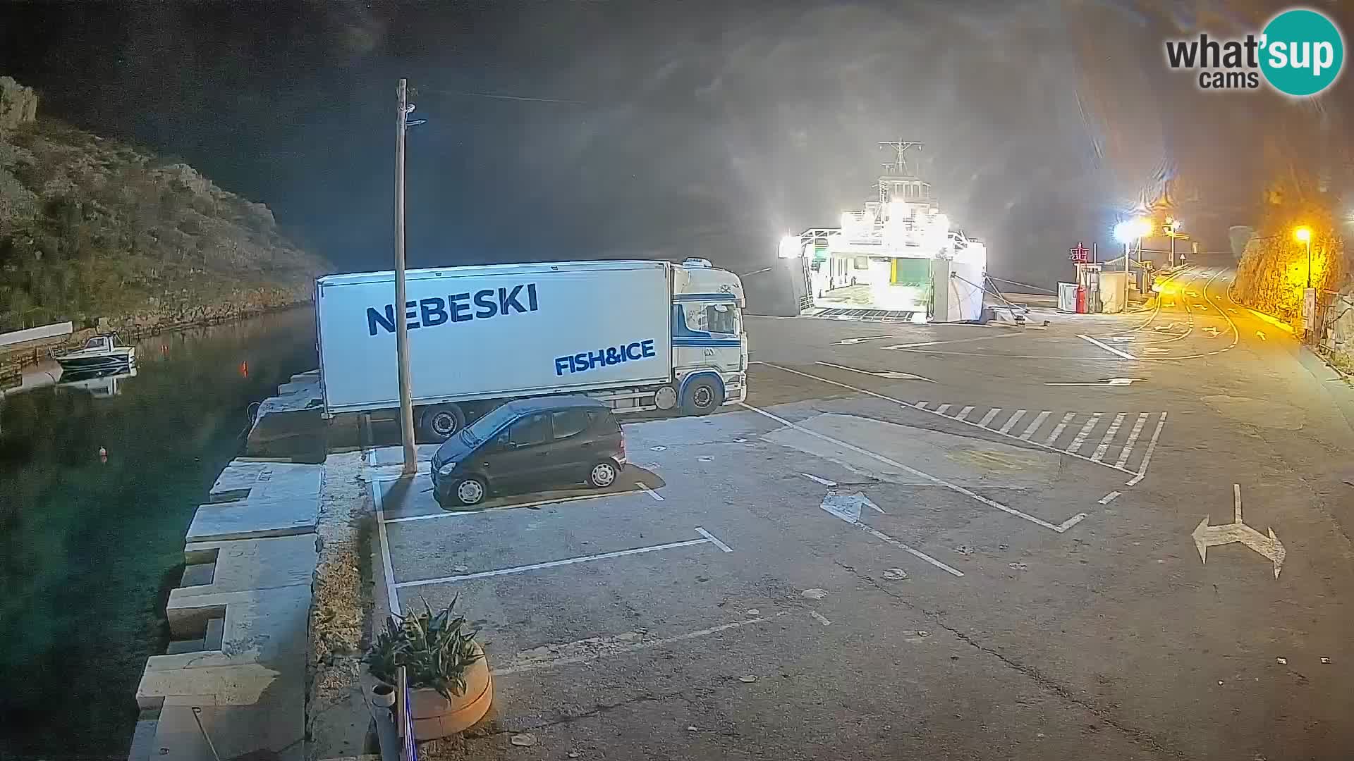 Spletna kamera trajektno pristanišče Prizna – proti otoku Pag