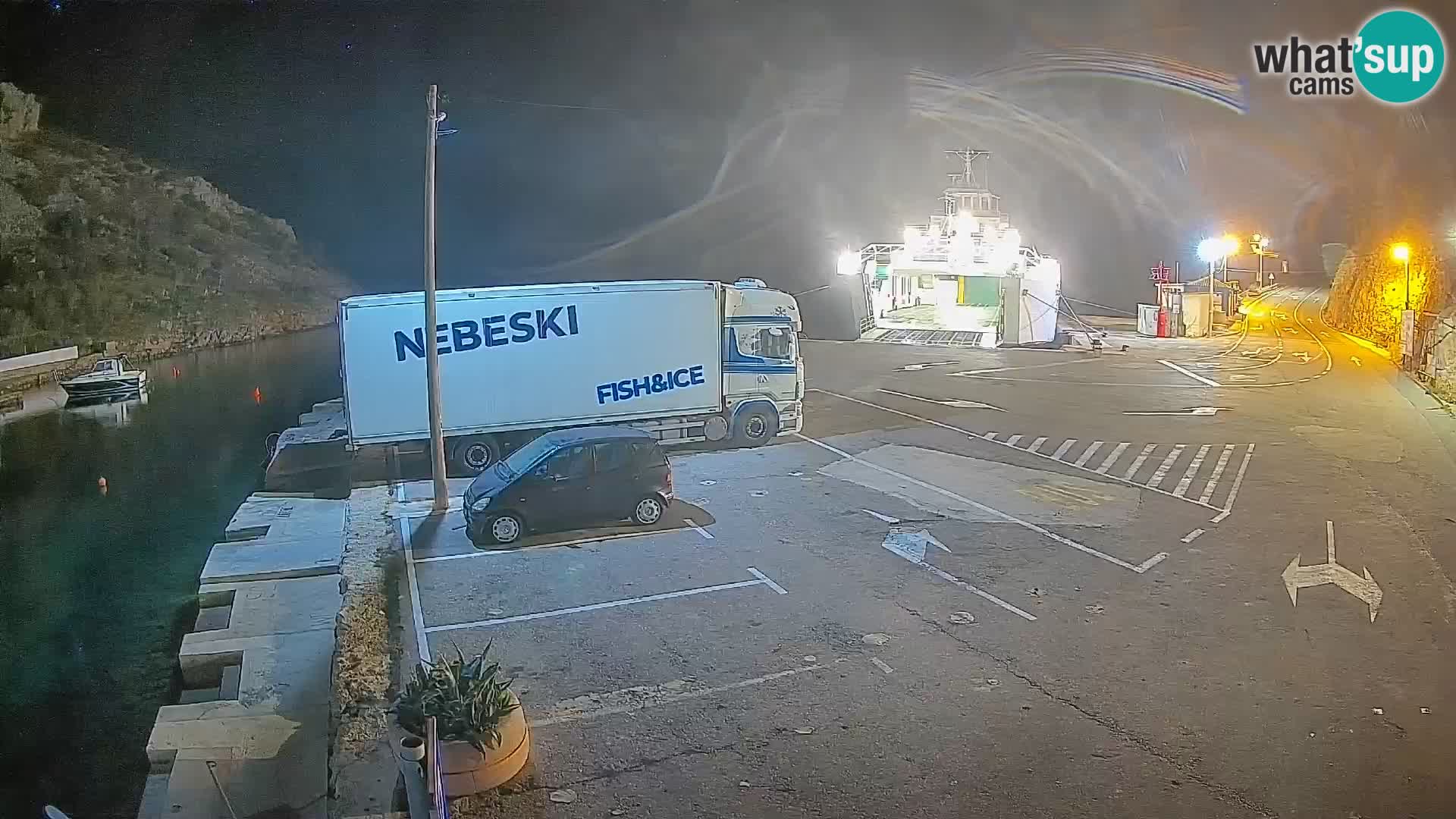 Spletna kamera trajektno pristanišče Prizna – proti otoku Pag