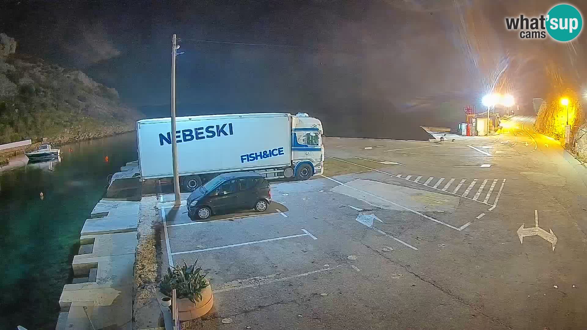 Spletna kamera trajektno pristanišče Prizna – proti otoku Pag