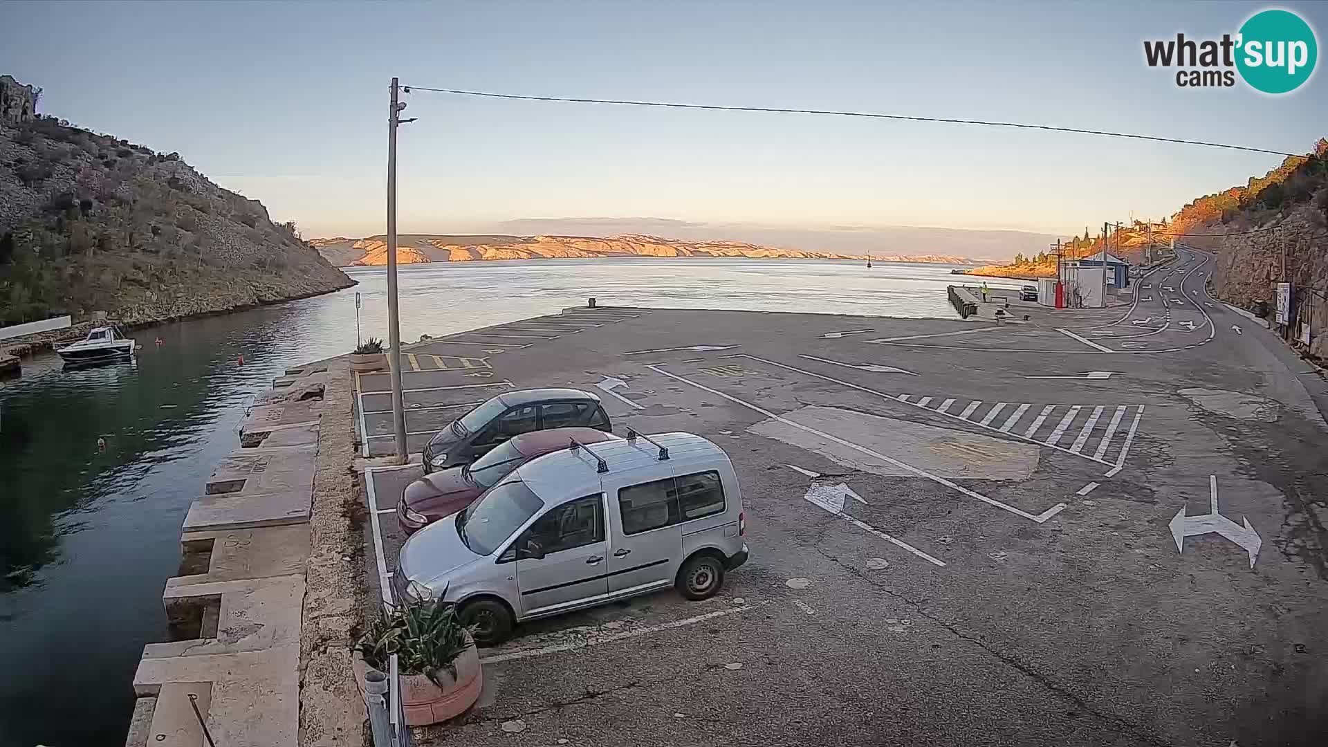 Webcam del puerto de ferris de Prizna – hacia la isla de Pag