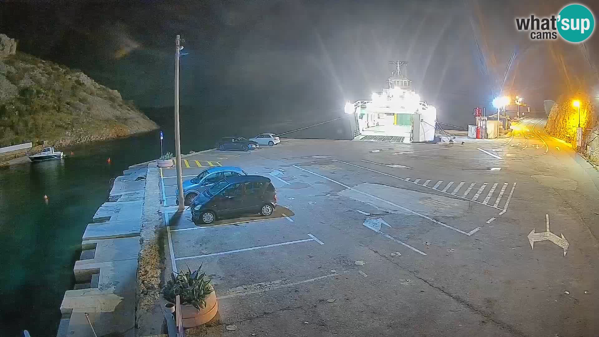 Spletna kamera trajektno pristanišče Prizna – proti otoku Pag