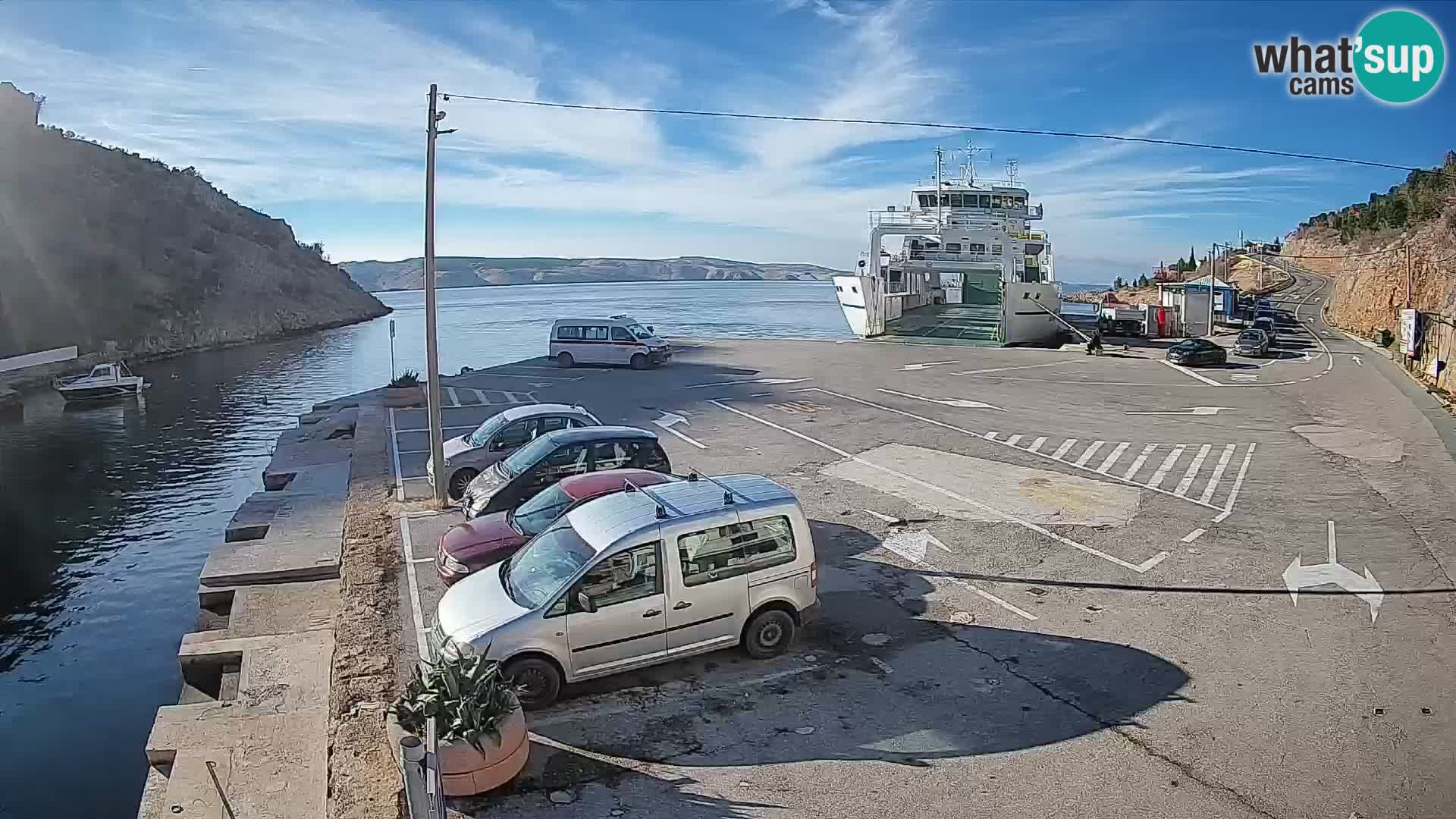 Spletna kamera trajektno pristanišče Prizna – proti otoku Pag