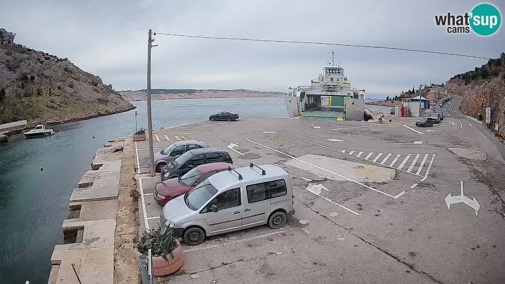 Spletna kamera trajektno pristanišče Prizna – proti otoku Pag