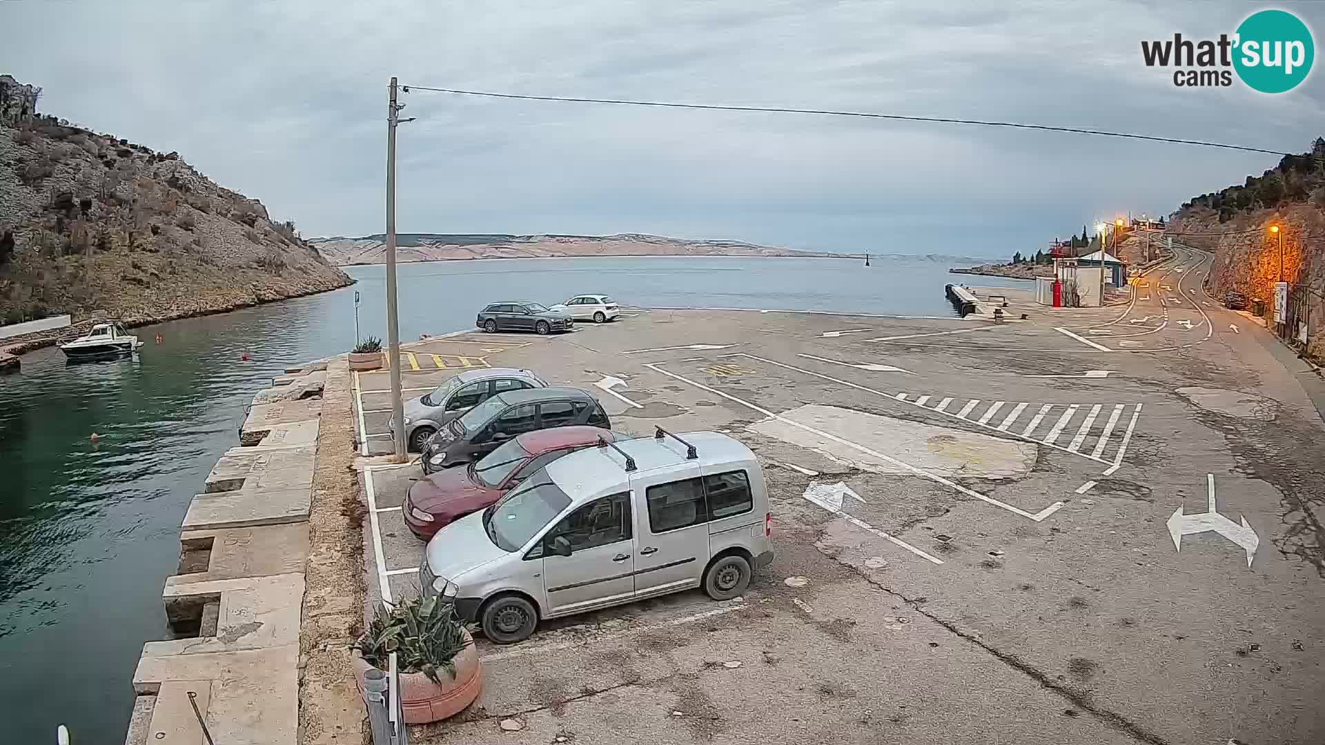 Spletna kamera trajektno pristanišče Prizna – proti otoku Pag