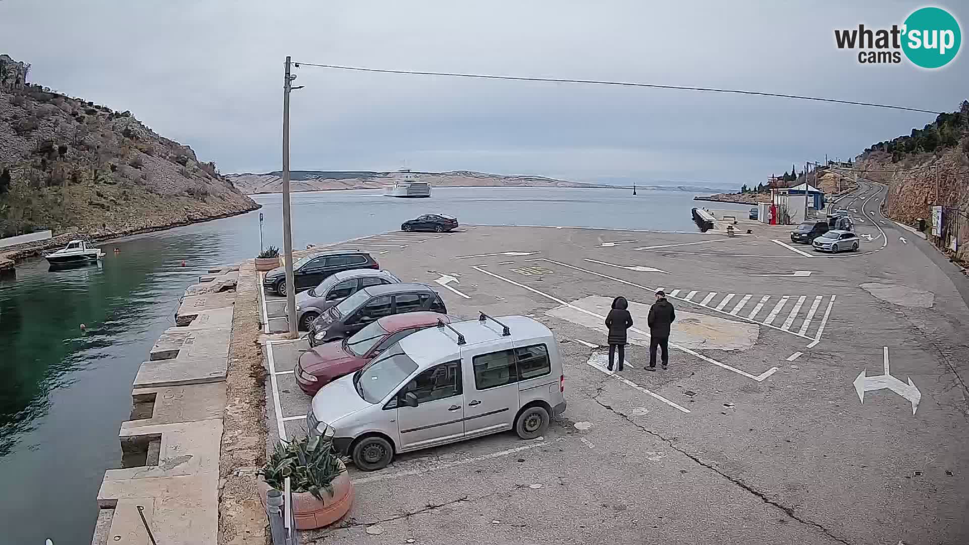 Spletna kamera trajektno pristanišče Prizna – proti otoku Pag