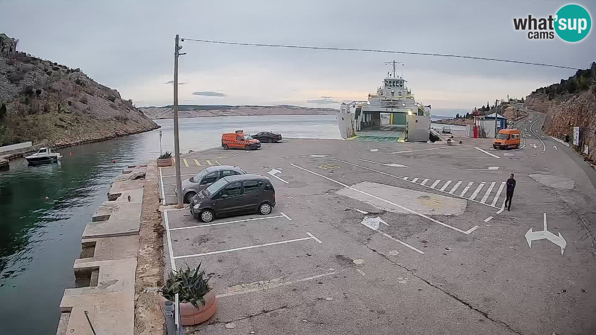 Webcam del puerto de ferris de Prizna – hacia la isla de Pag