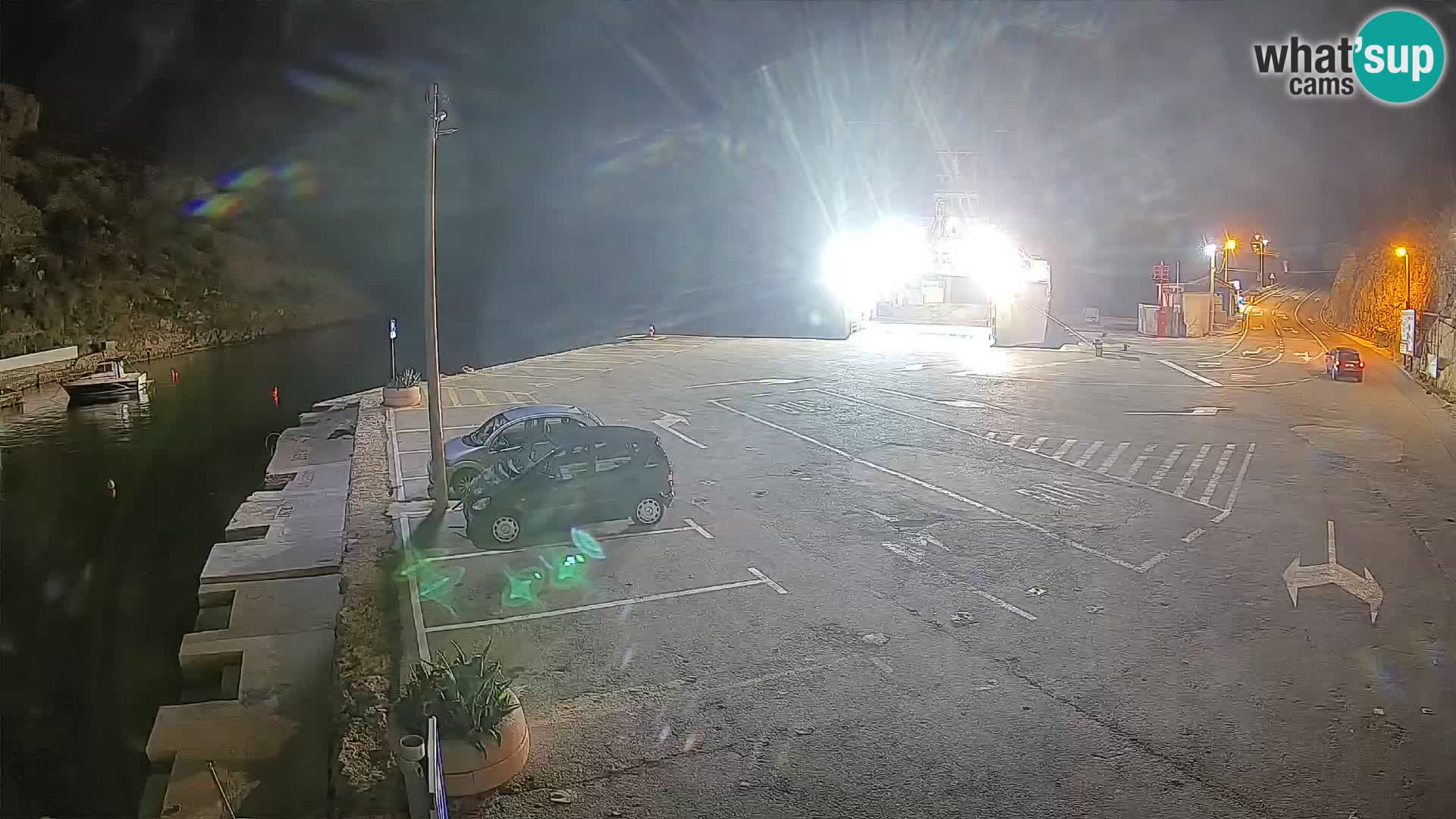 Spletna kamera trajektno pristanišče Prizna – proti otoku Pag