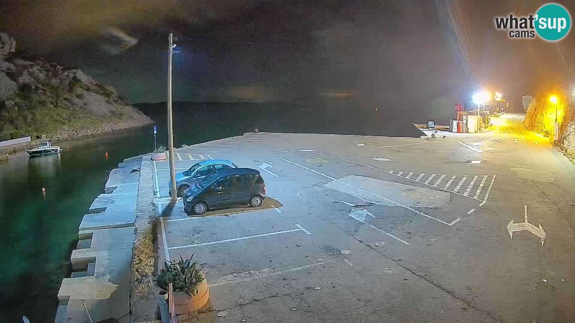 Spletna kamera trajektno pristanišče Prizna – proti otoku Pag