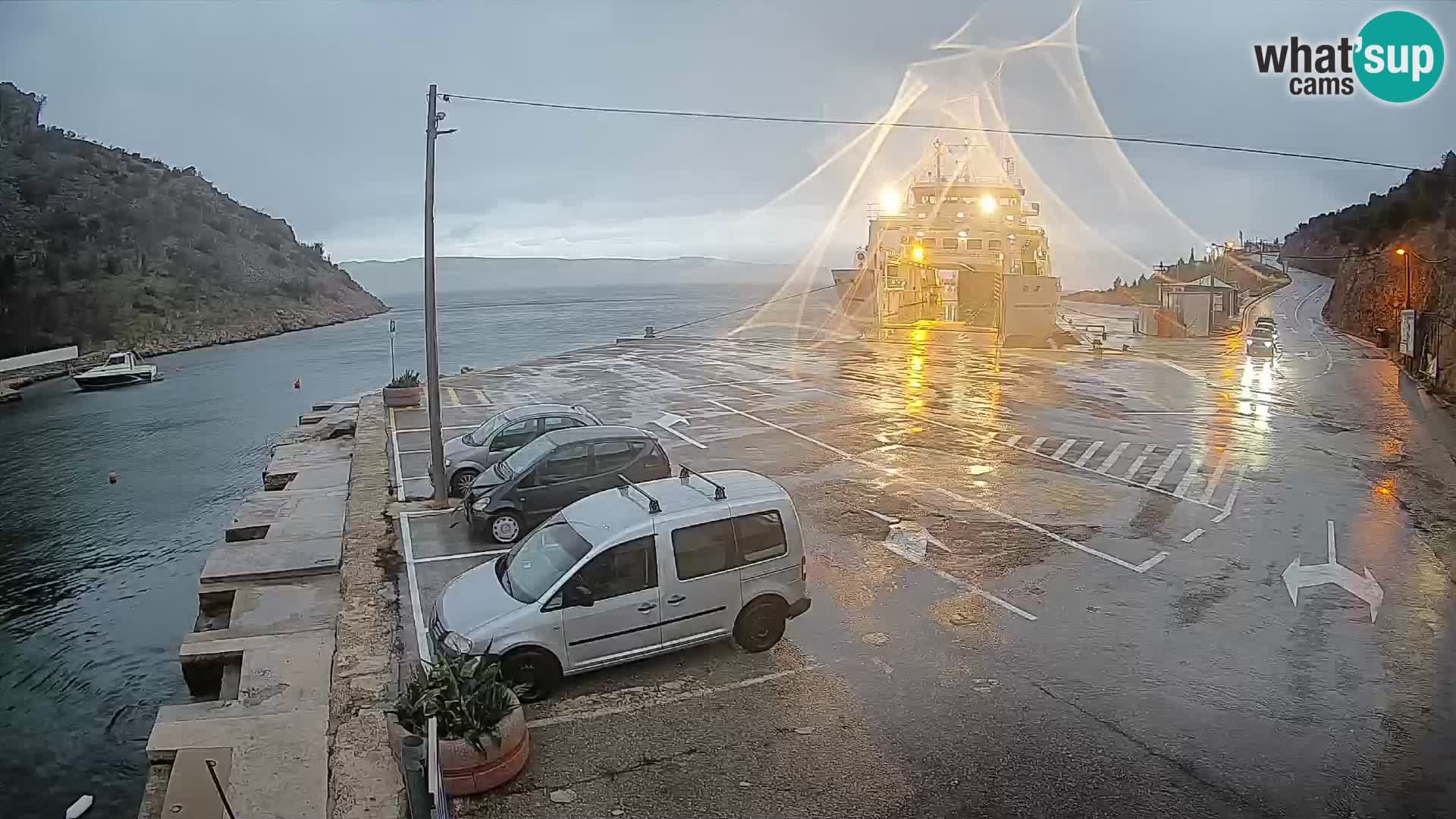 Spletna kamera trajektno pristanišče Prizna – proti otoku Pag