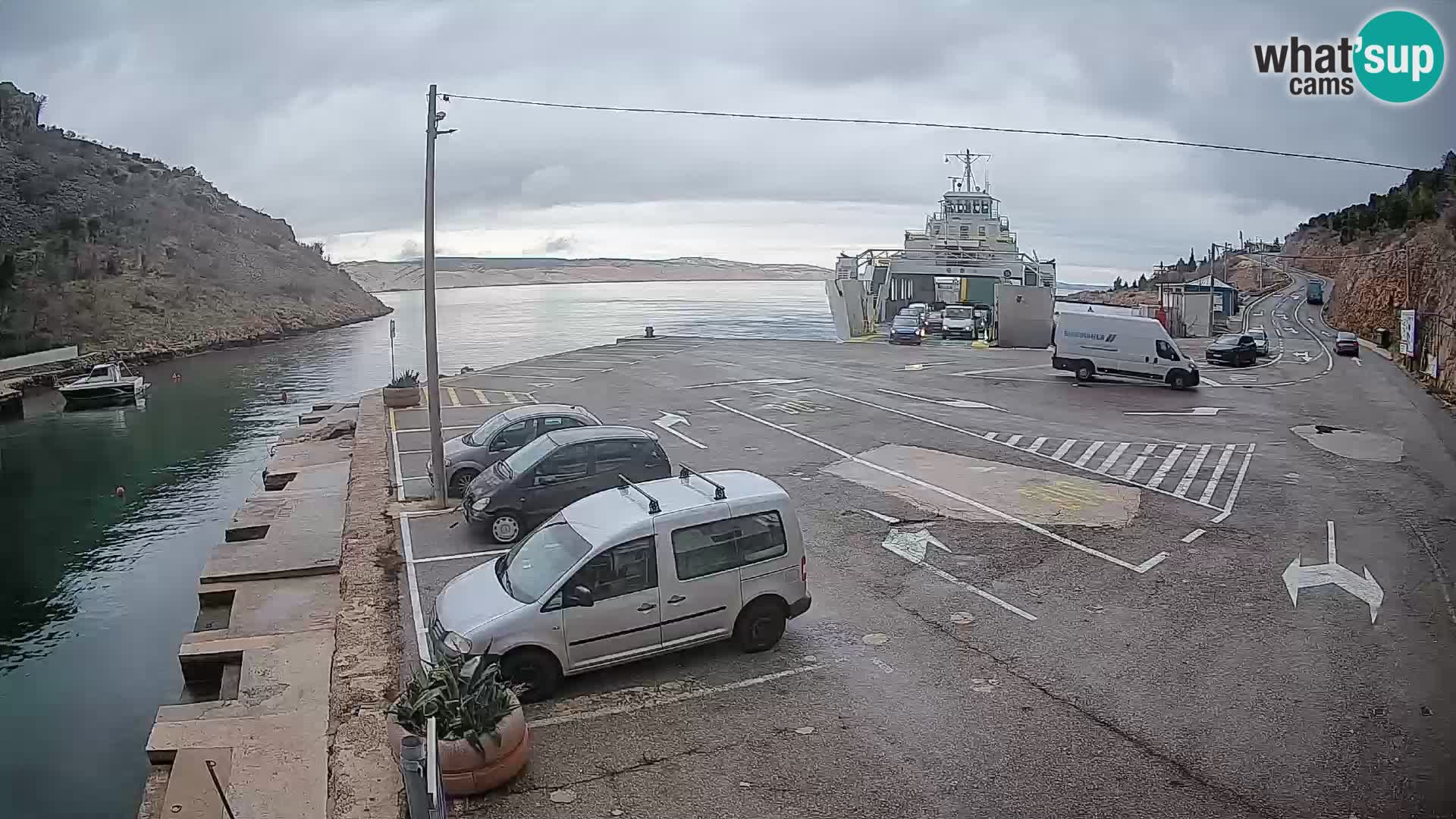Webcam del puerto de ferris de Prizna – hacia la isla de Pag