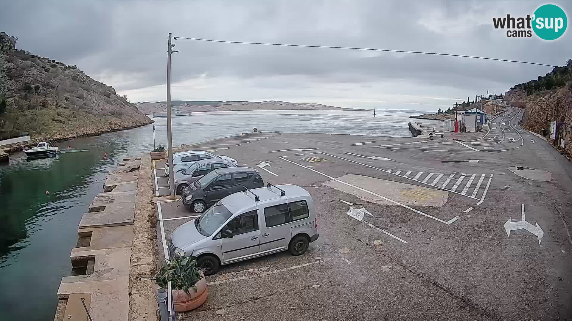 Webcam del puerto de ferris de Prizna – hacia la isla de Pag
