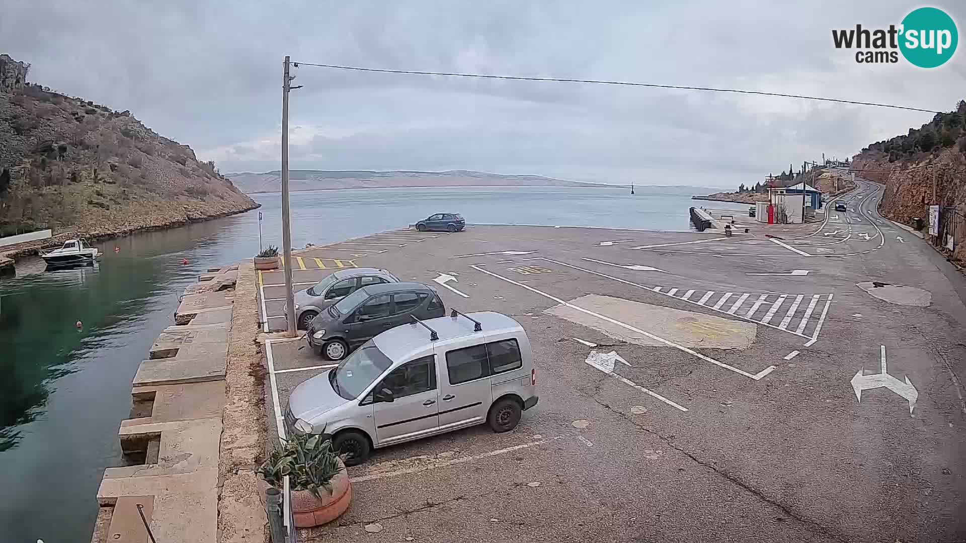 Spletna kamera trajektno pristanišče Prizna – proti otoku Pag