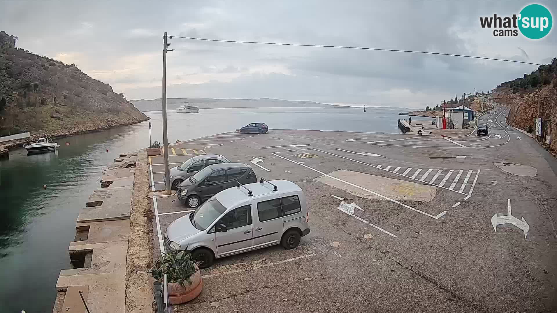 Spletna kamera trajektno pristanišče Prizna – proti otoku Pag