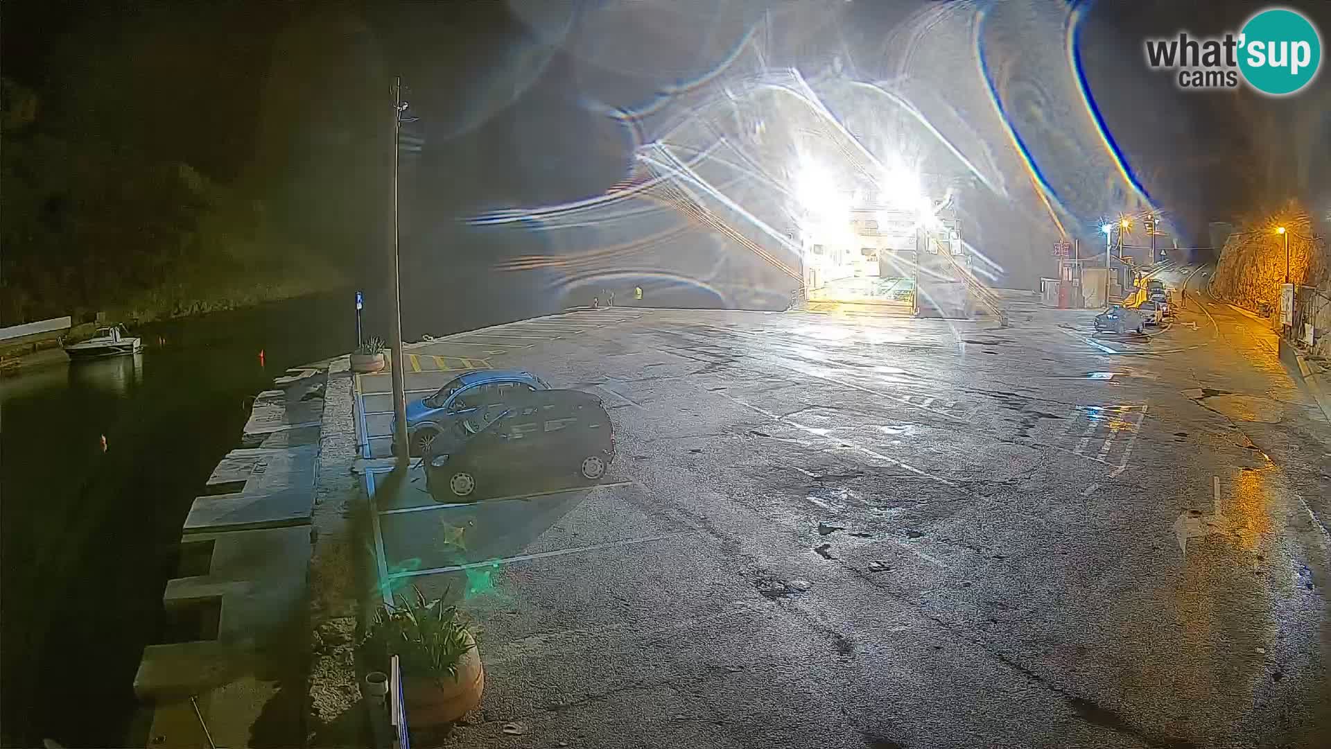 Spletna kamera trajektno pristanišče Prizna – proti otoku Pag