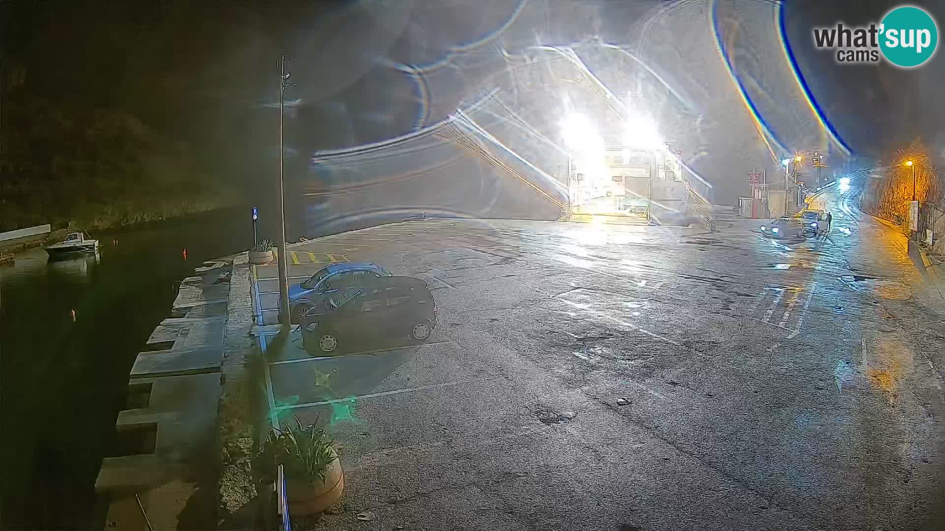 Spletna kamera trajektno pristanišče Prizna – proti otoku Pag