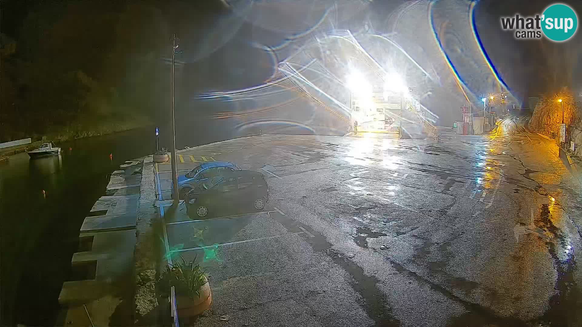 Spletna kamera trajektno pristanišče Prizna – proti otoku Pag