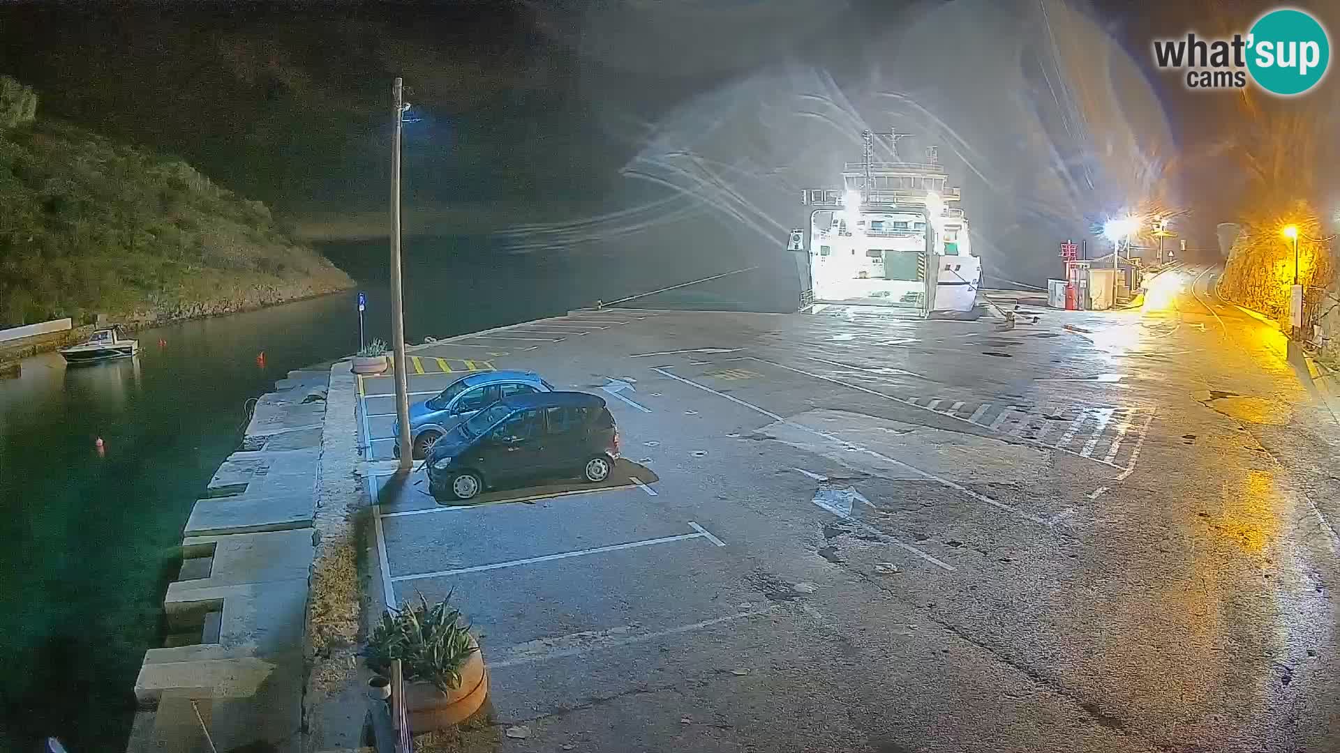 Spletna kamera trajektno pristanišče Prizna – proti otoku Pag