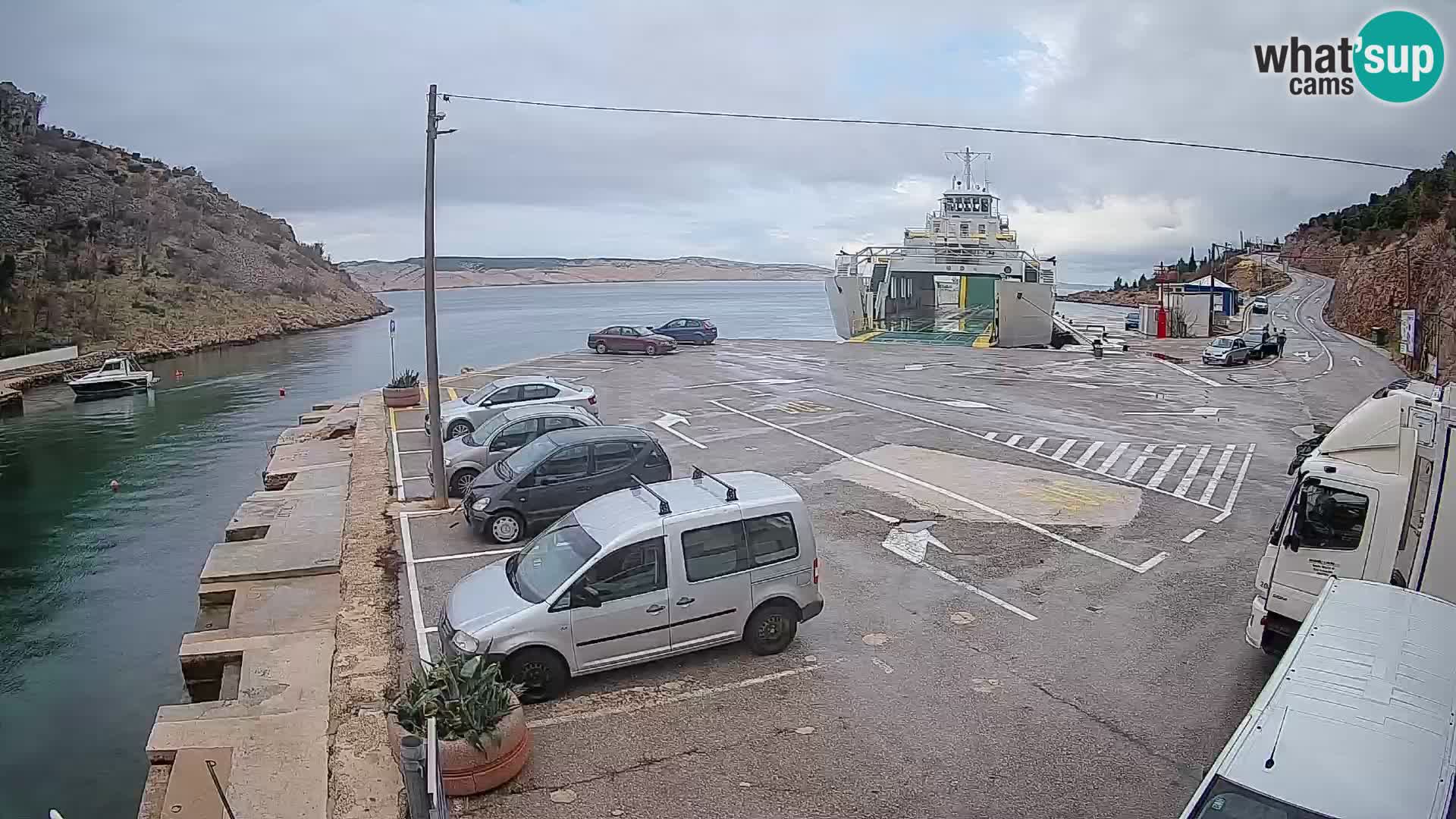 Spletna kamera trajektno pristanišče Prizna – proti otoku Pag