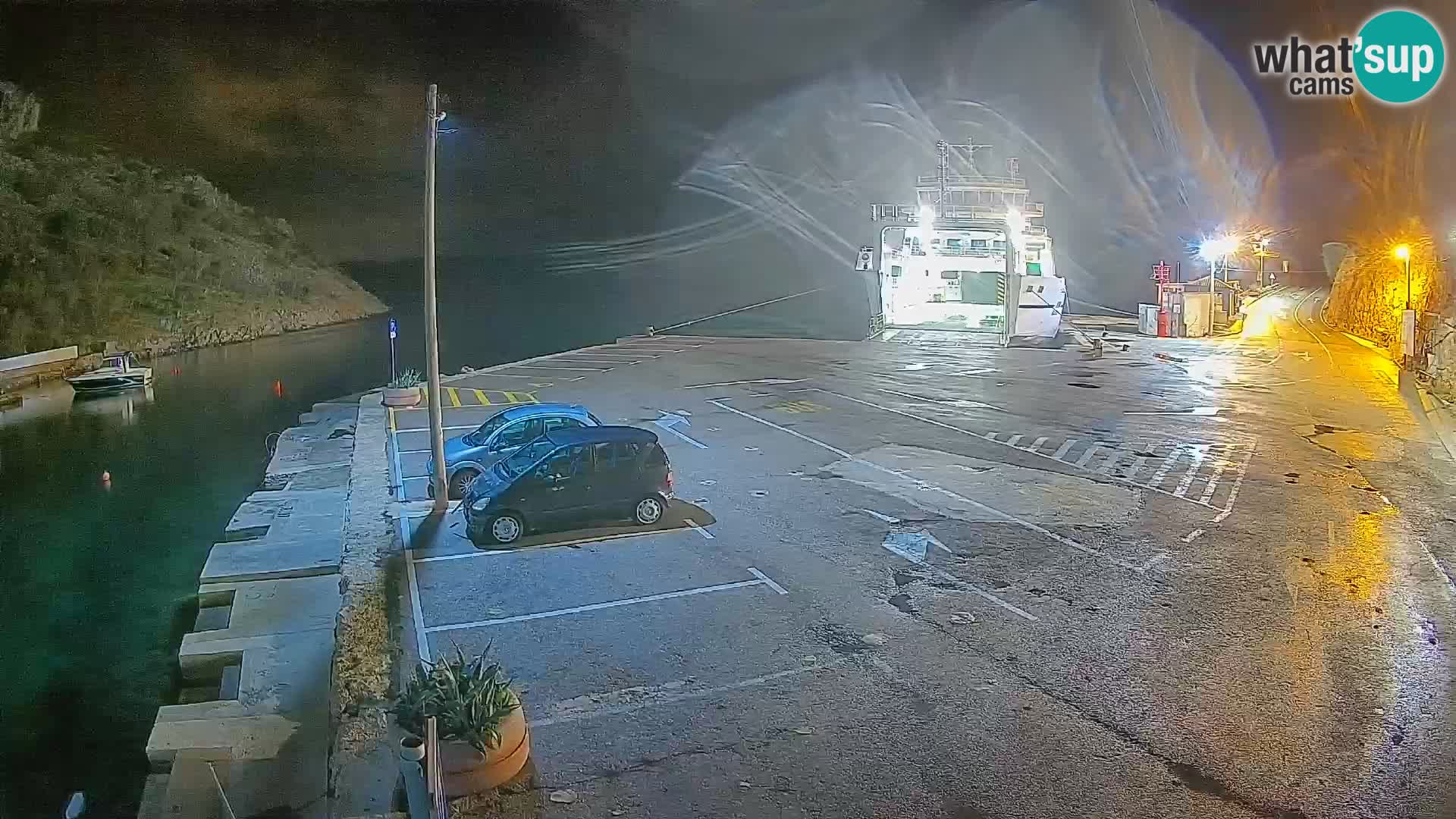 Spletna kamera trajektno pristanišče Prizna – proti otoku Pag