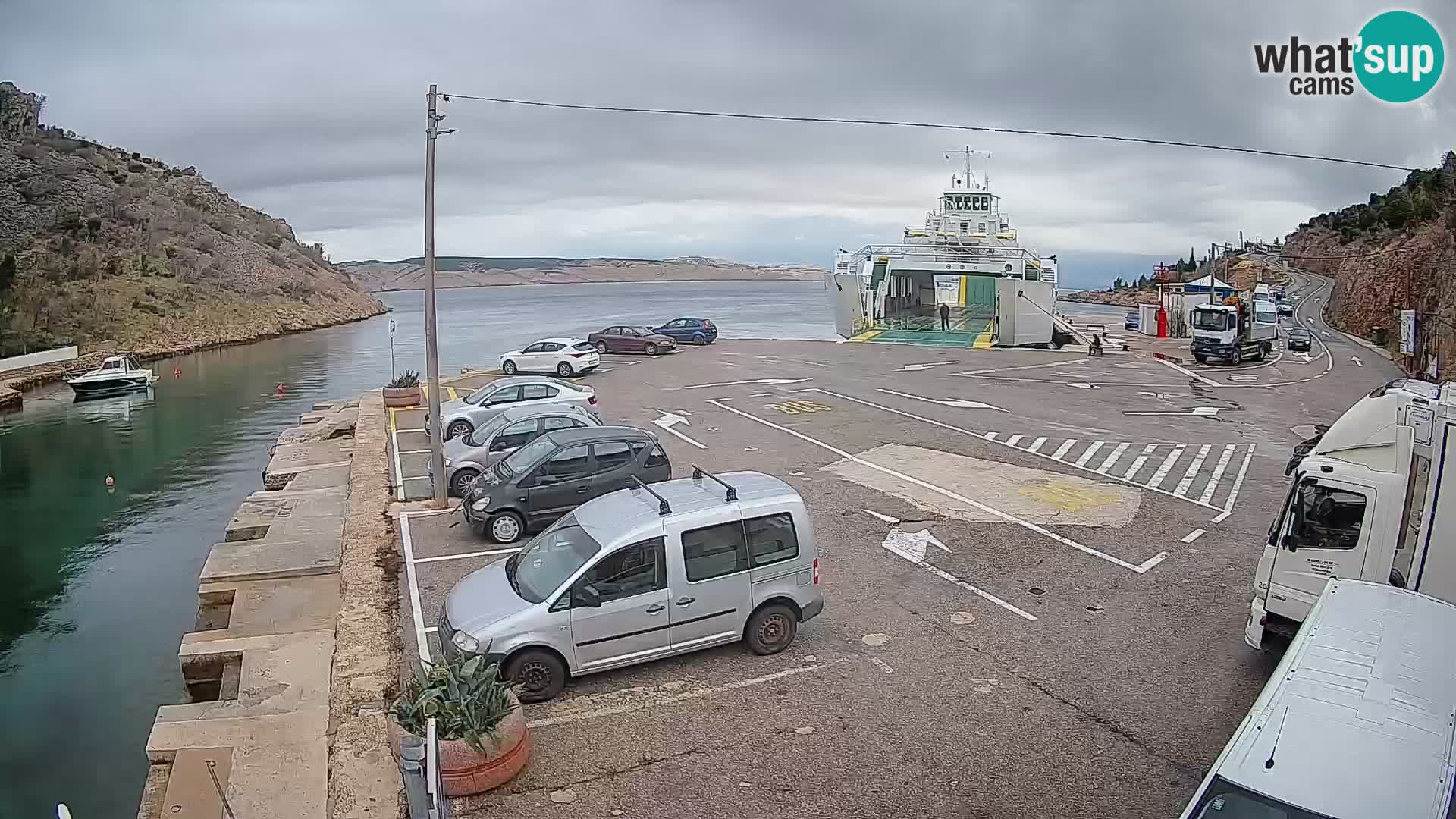 Spletna kamera trajektno pristanišče Prizna – proti otoku Pag