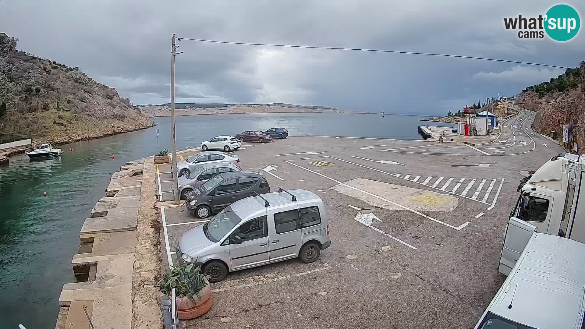 Spletna kamera trajektno pristanišče Prizna – proti otoku Pag