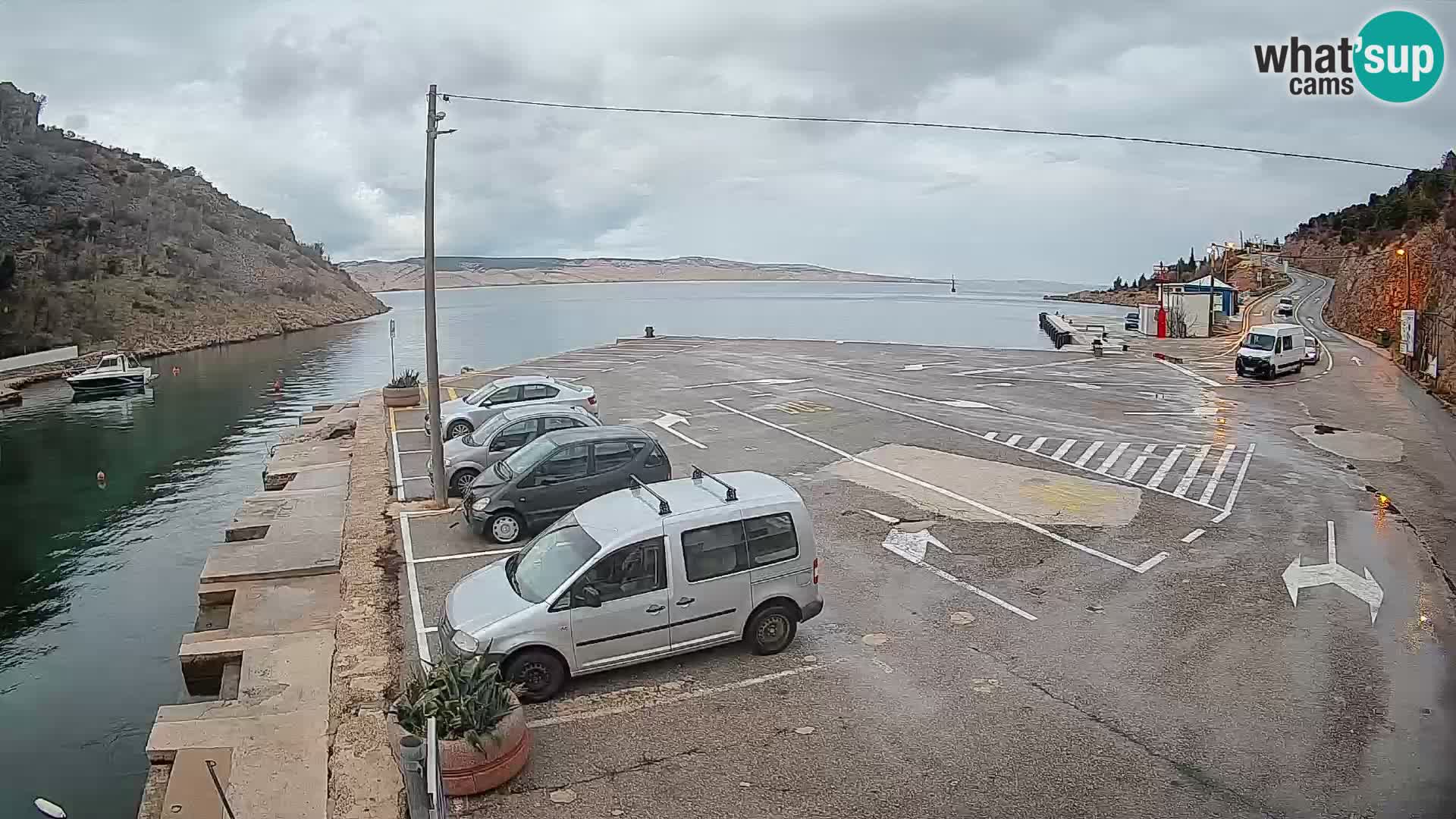 Spletna kamera trajektno pristanišče Prizna – proti otoku Pag