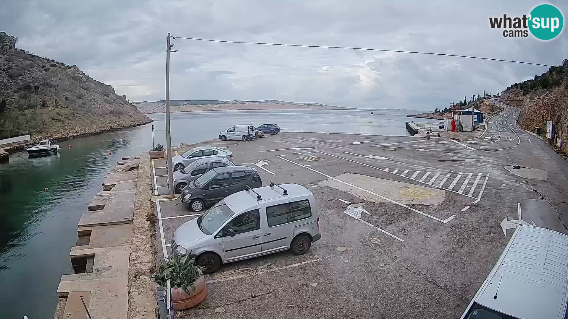 Spletna kamera trajektno pristanišče Prizna – proti otoku Pag