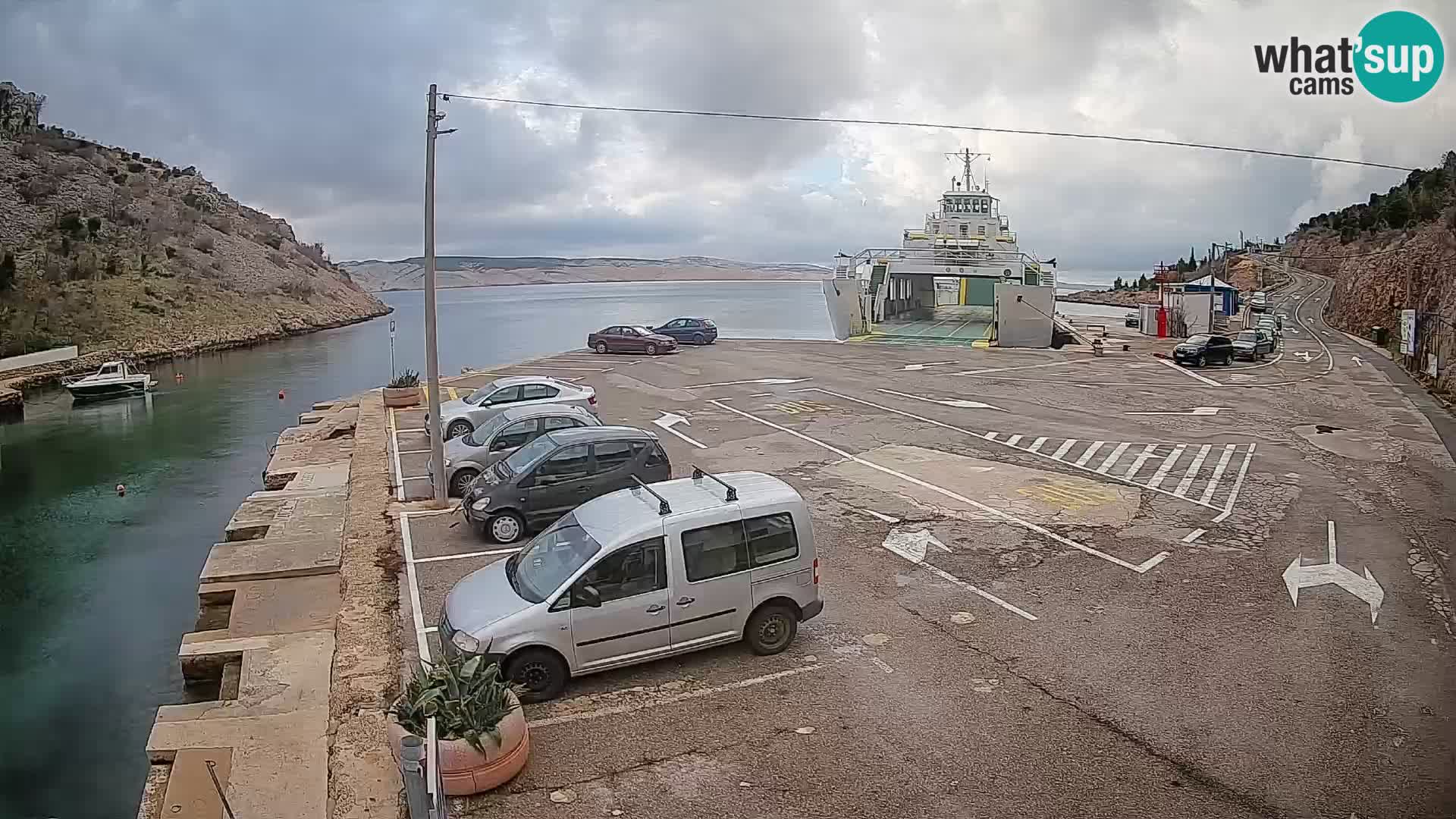 Spletna kamera trajektno pristanišče Prizna – proti otoku Pag