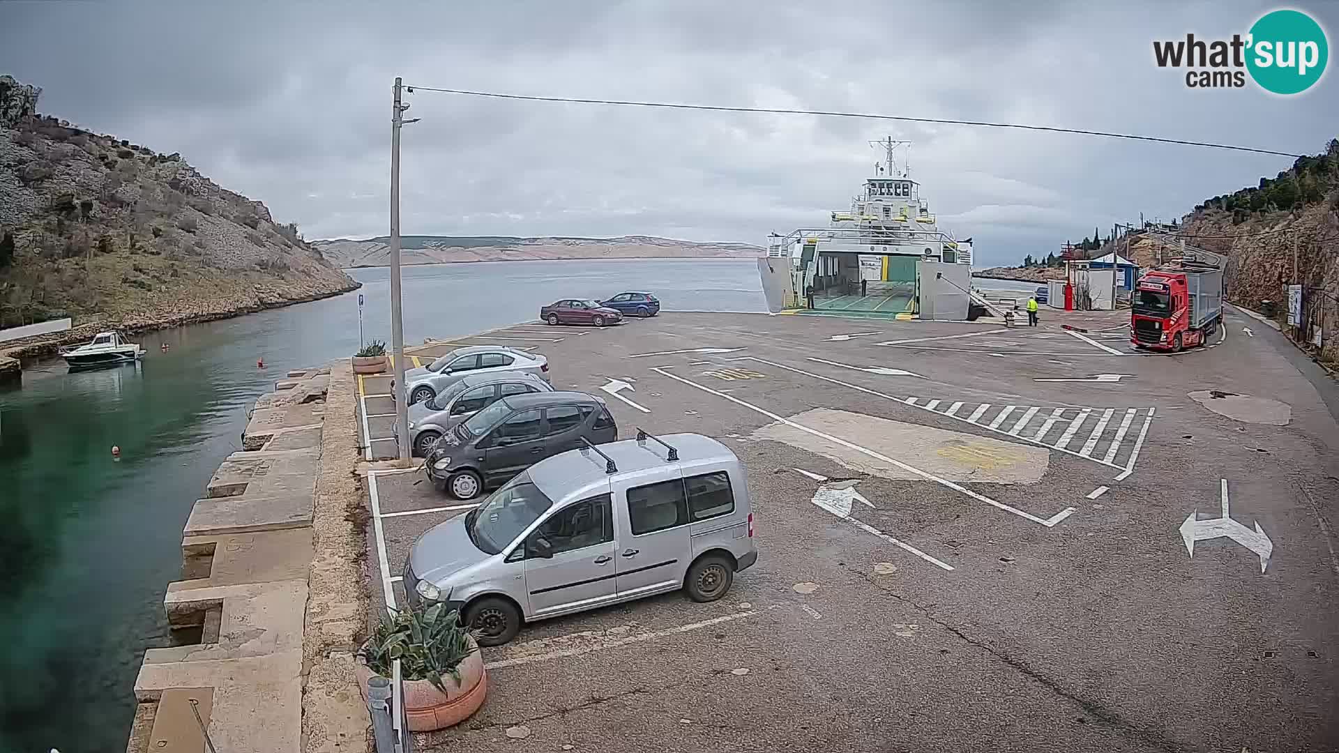 Spletna kamera trajektno pristanišče Prizna – proti otoku Pag