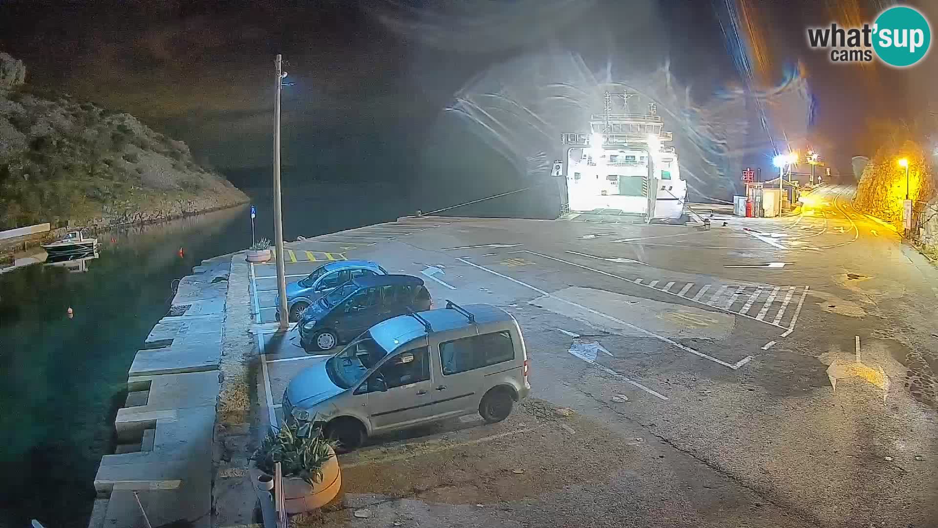 Spletna kamera trajektno pristanišče Prizna – proti otoku Pag