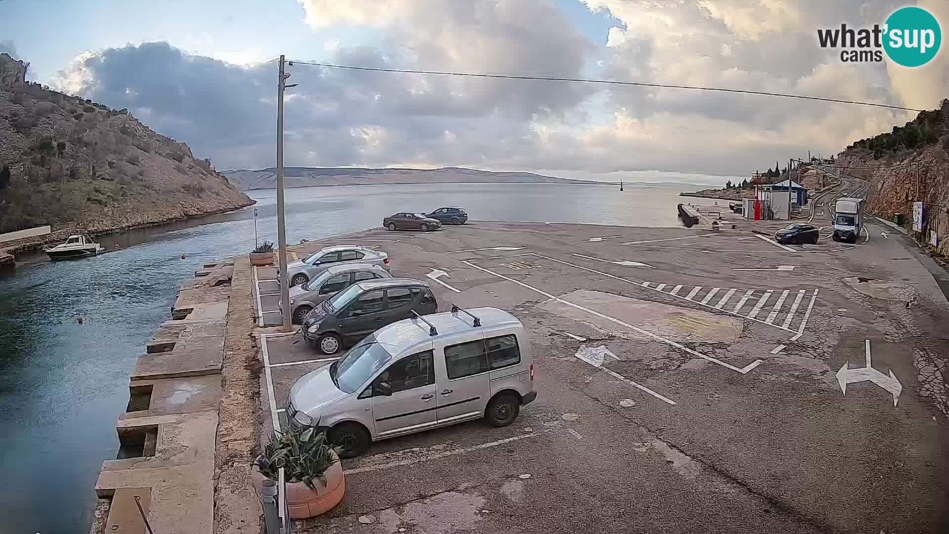 Webcam del puerto de ferris de Prizna – hacia la isla de Pag