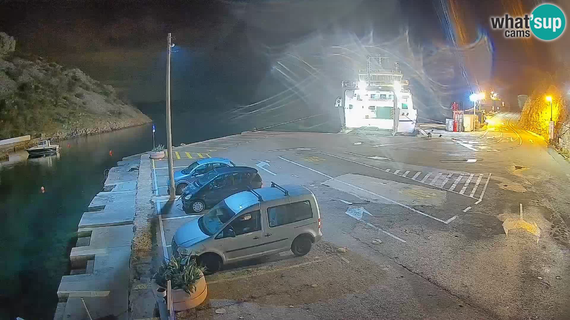 Spletna kamera trajektno pristanišče Prizna – proti otoku Pag