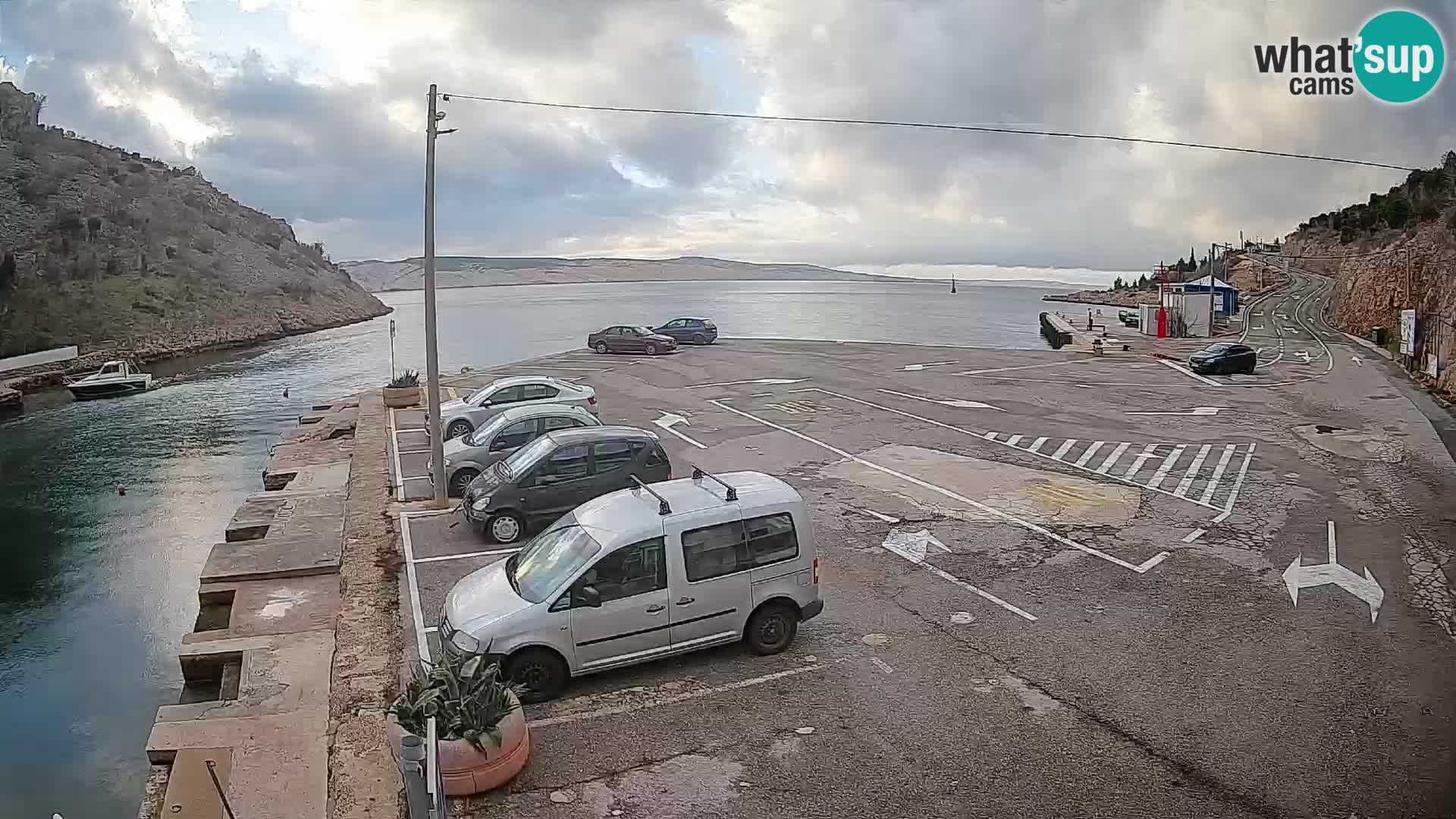 Webcam del puerto de ferris de Prizna – hacia la isla de Pag