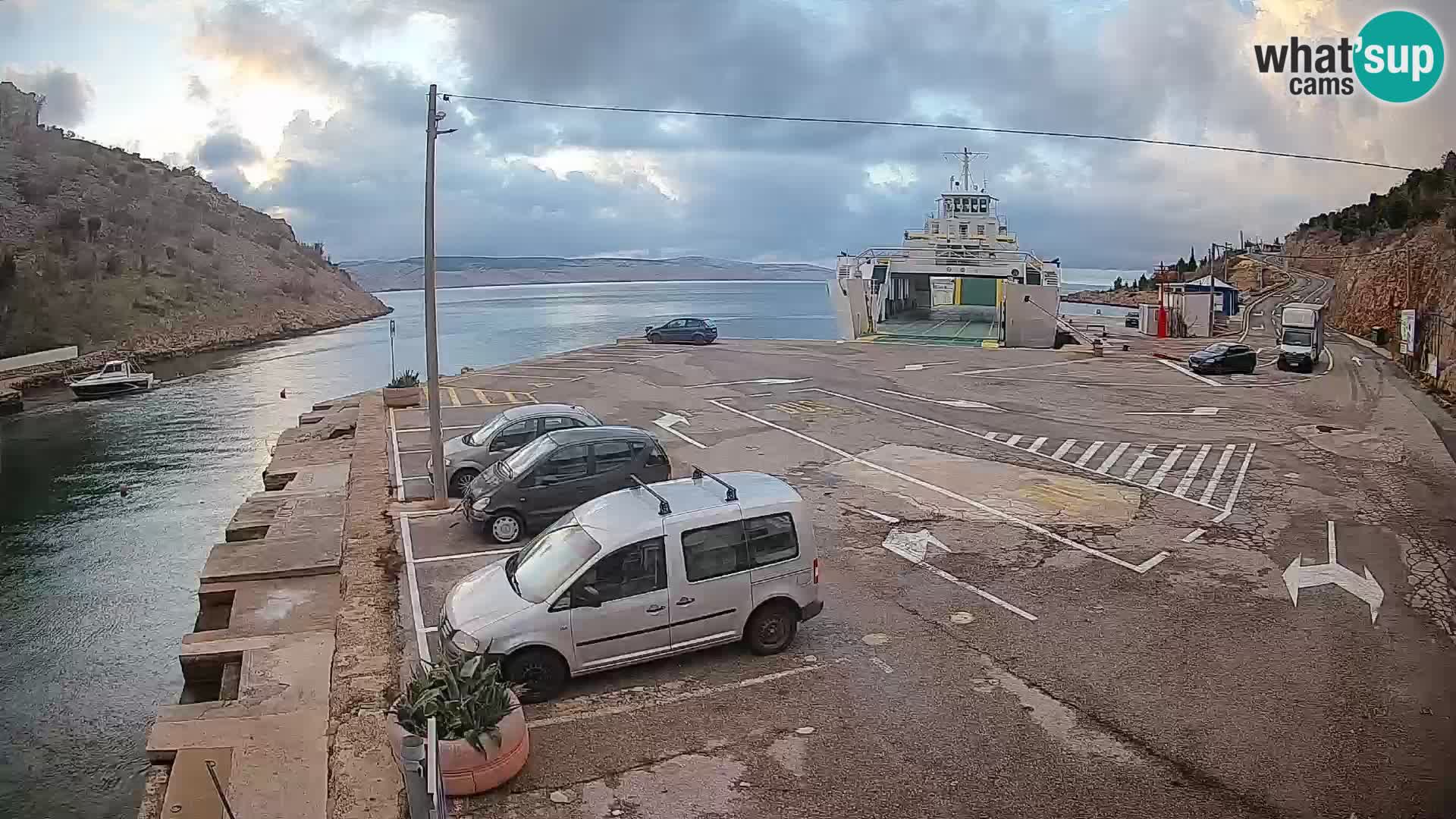 Webcam del puerto de ferris de Prizna – hacia la isla de Pag