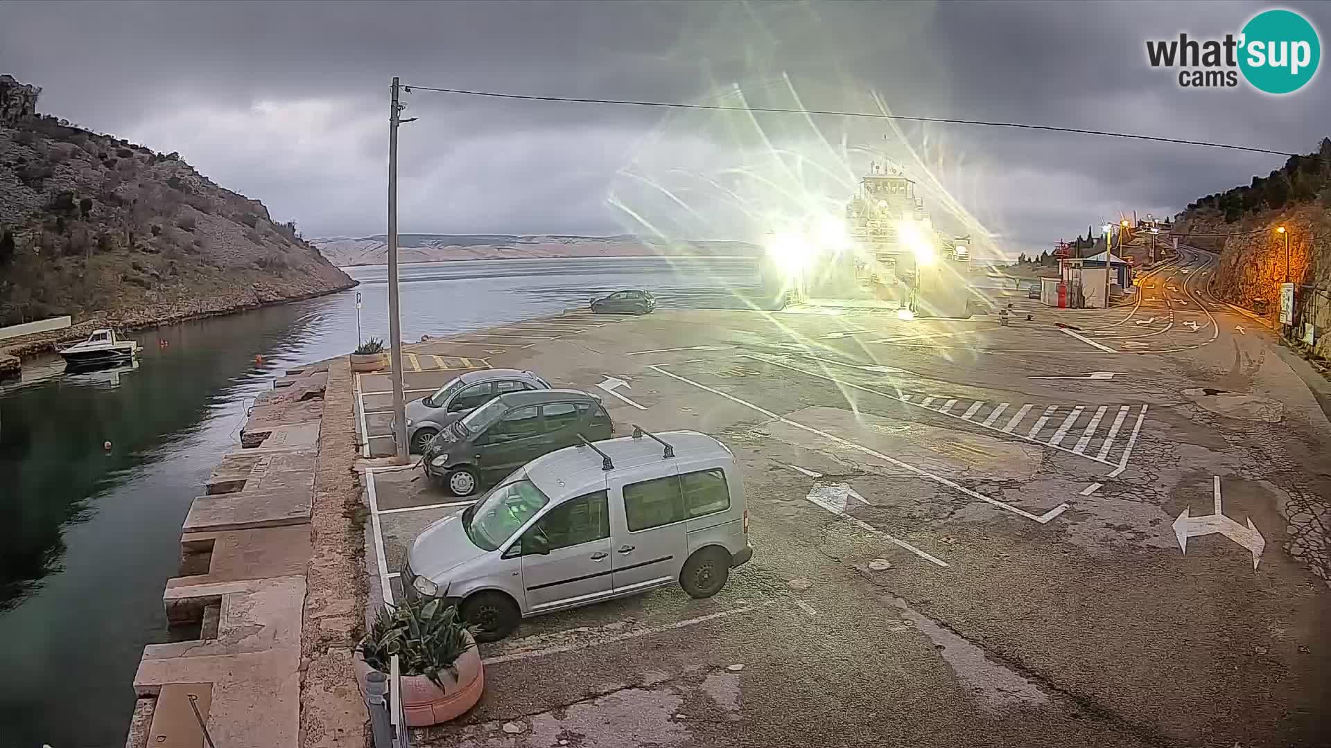 Webcam del puerto de ferris de Prizna – hacia la isla de Pag