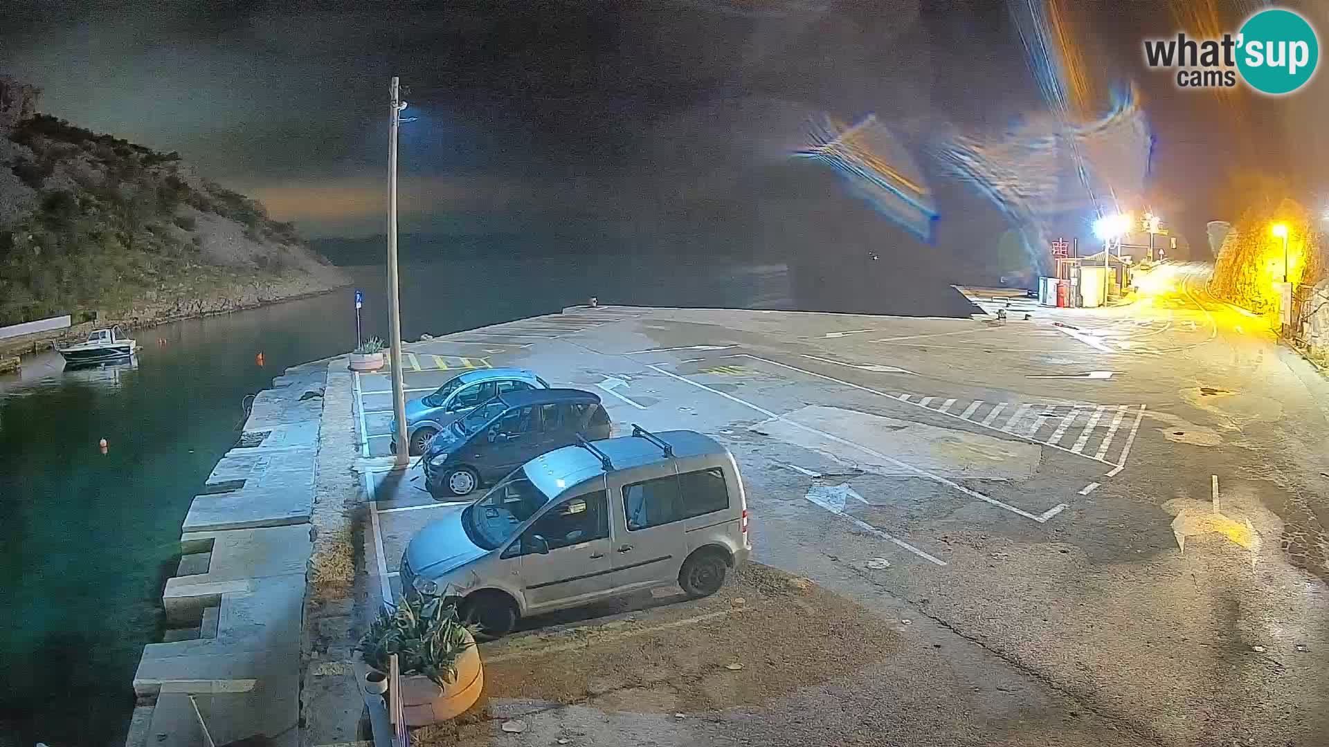 Spletna kamera trajektno pristanišče Prizna – proti otoku Pag